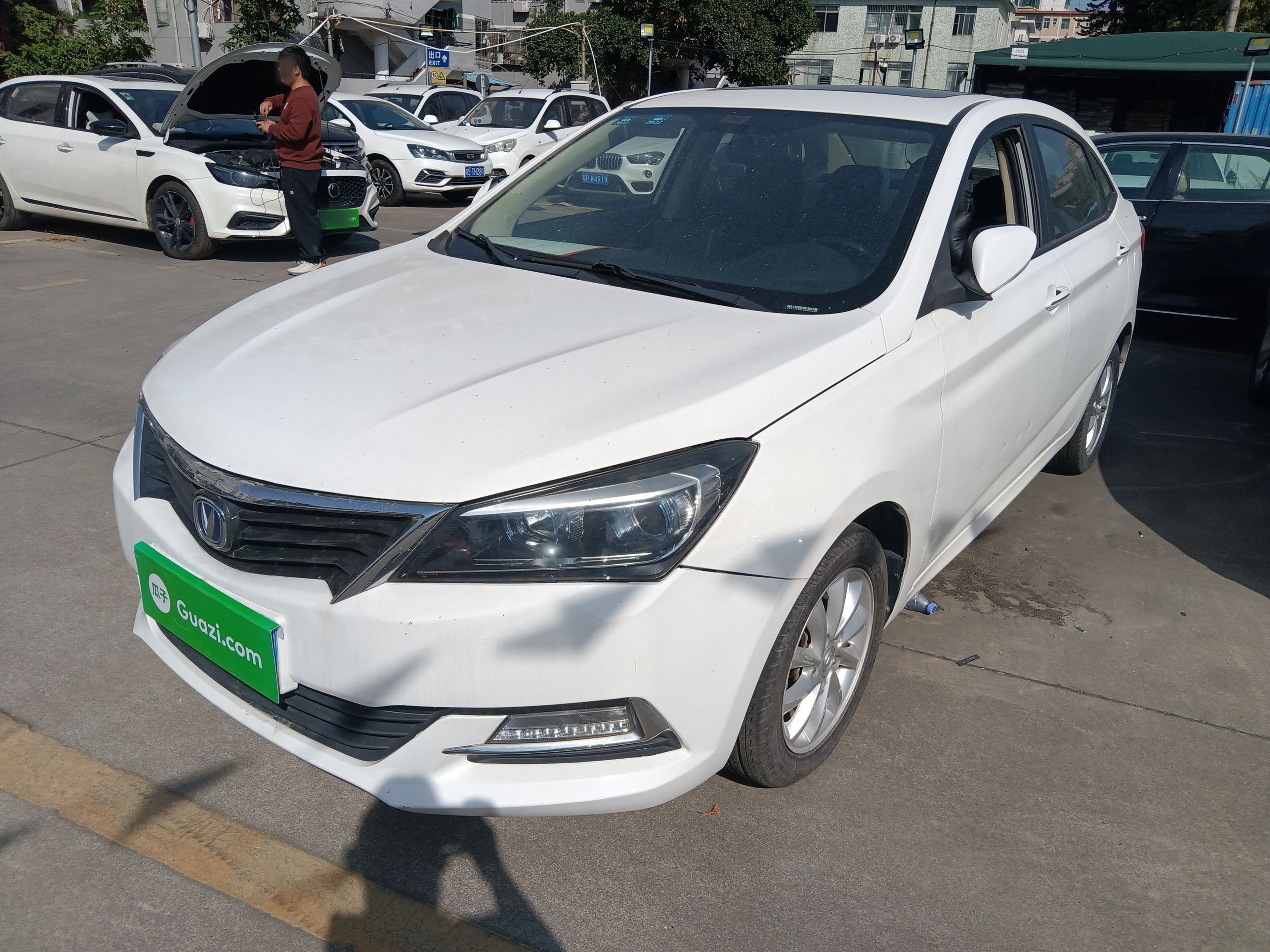 Под передней частью автомобиля