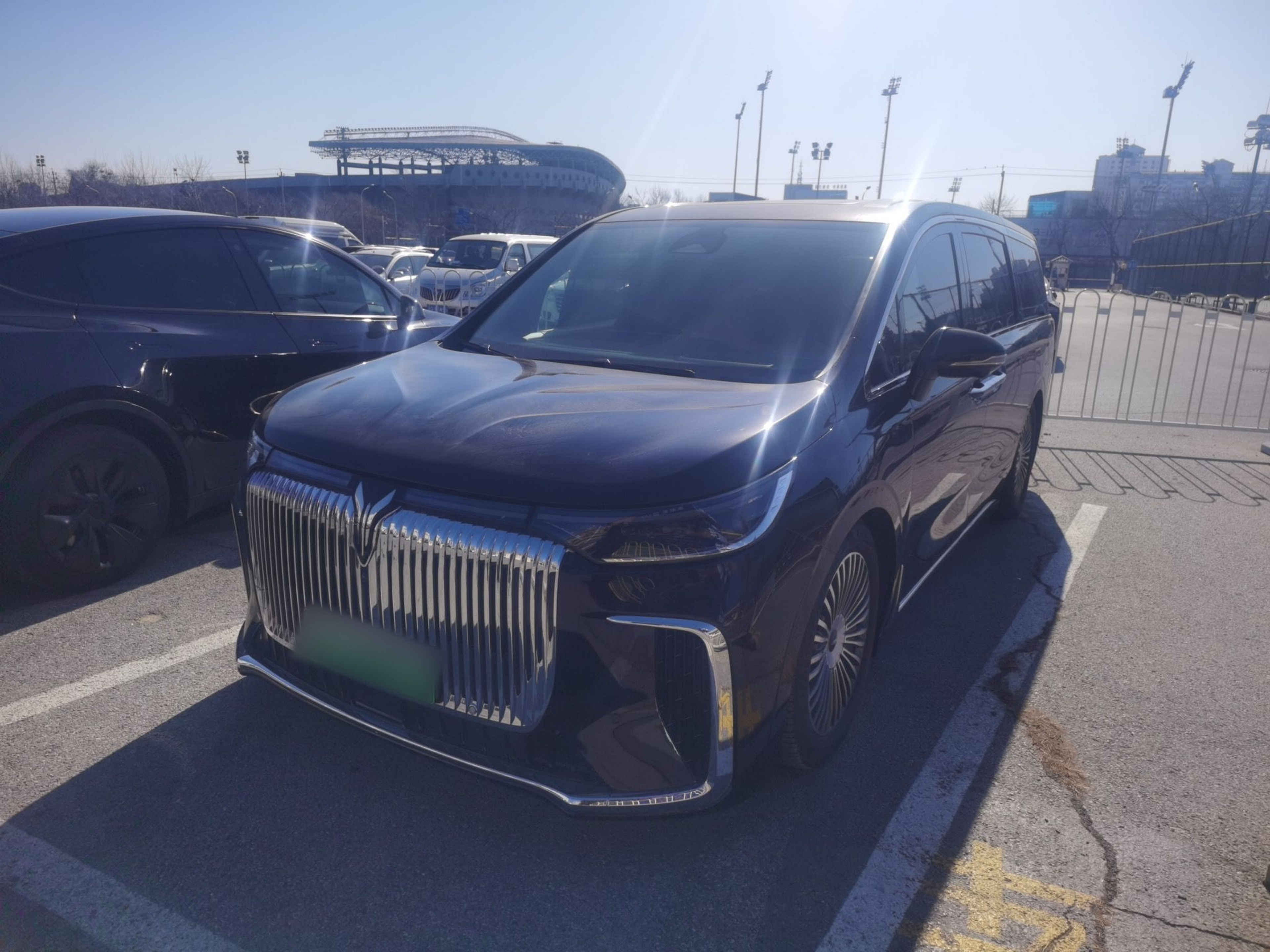 Под передней частью автомобиля