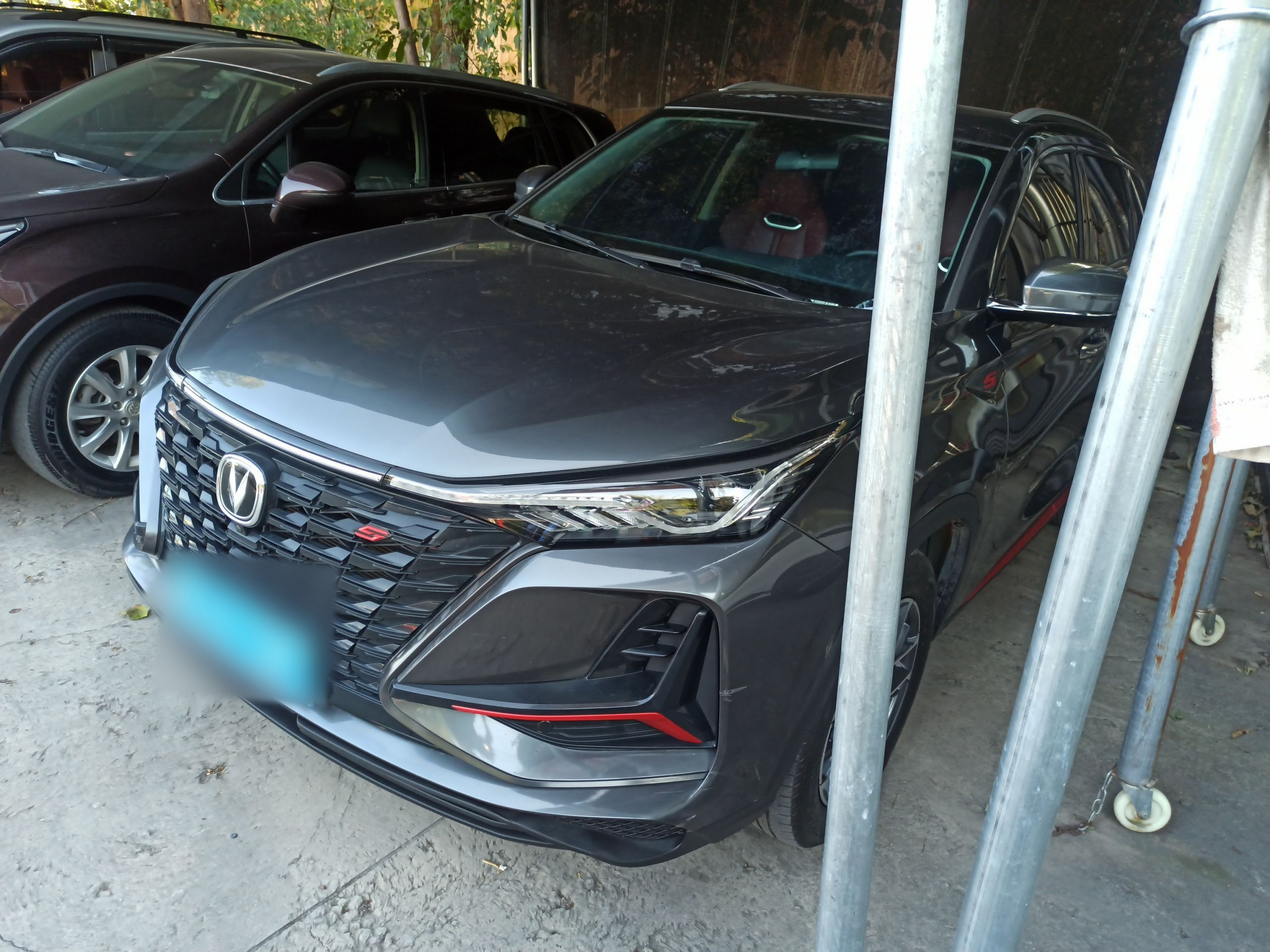 Под передней частью автомобиля