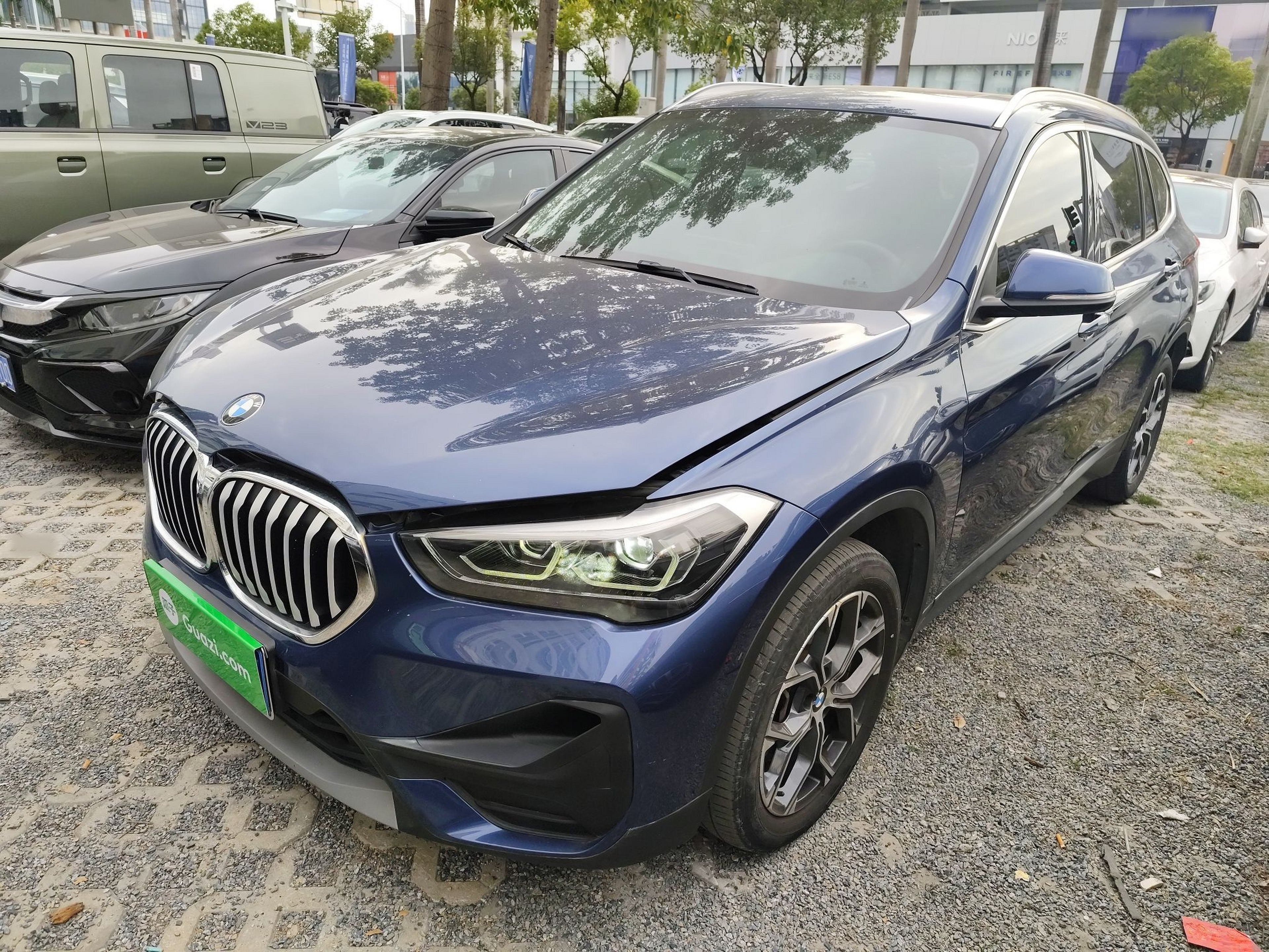 Под передней частью автомобиля