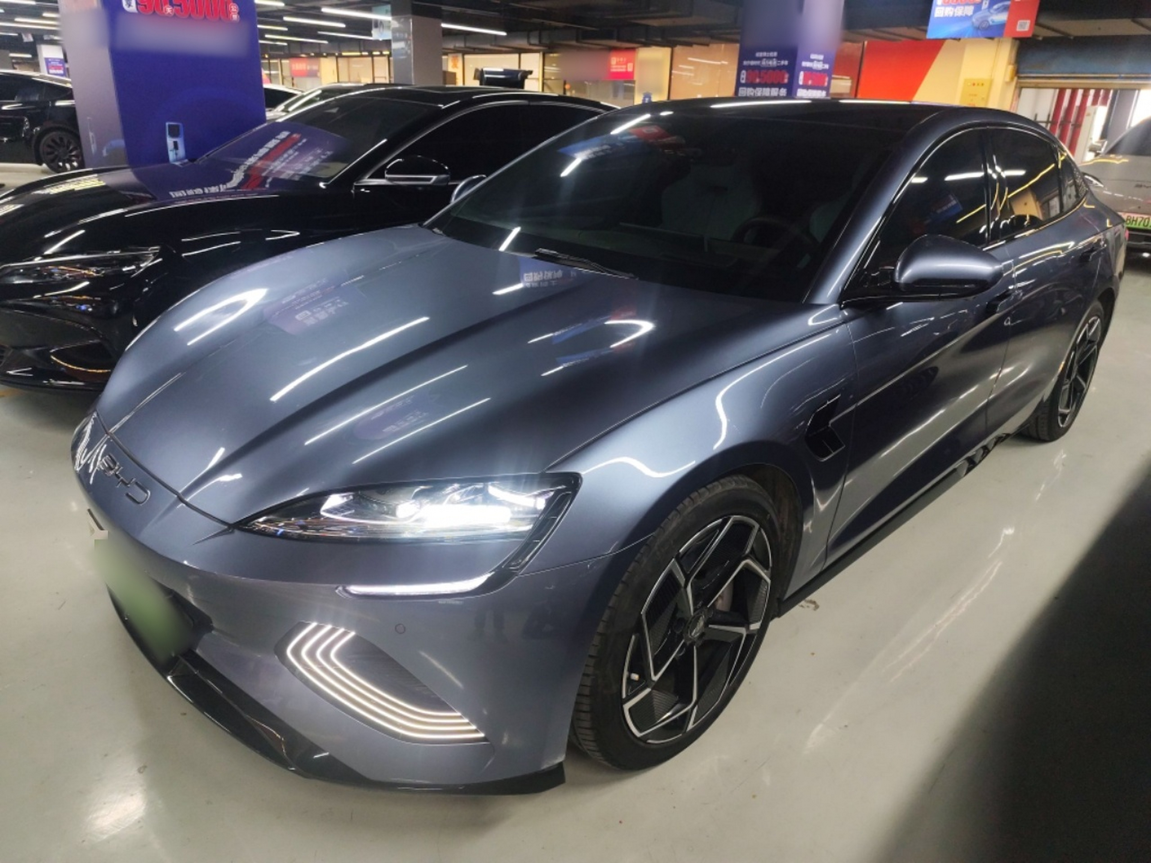 تحت مقدمة السيارة