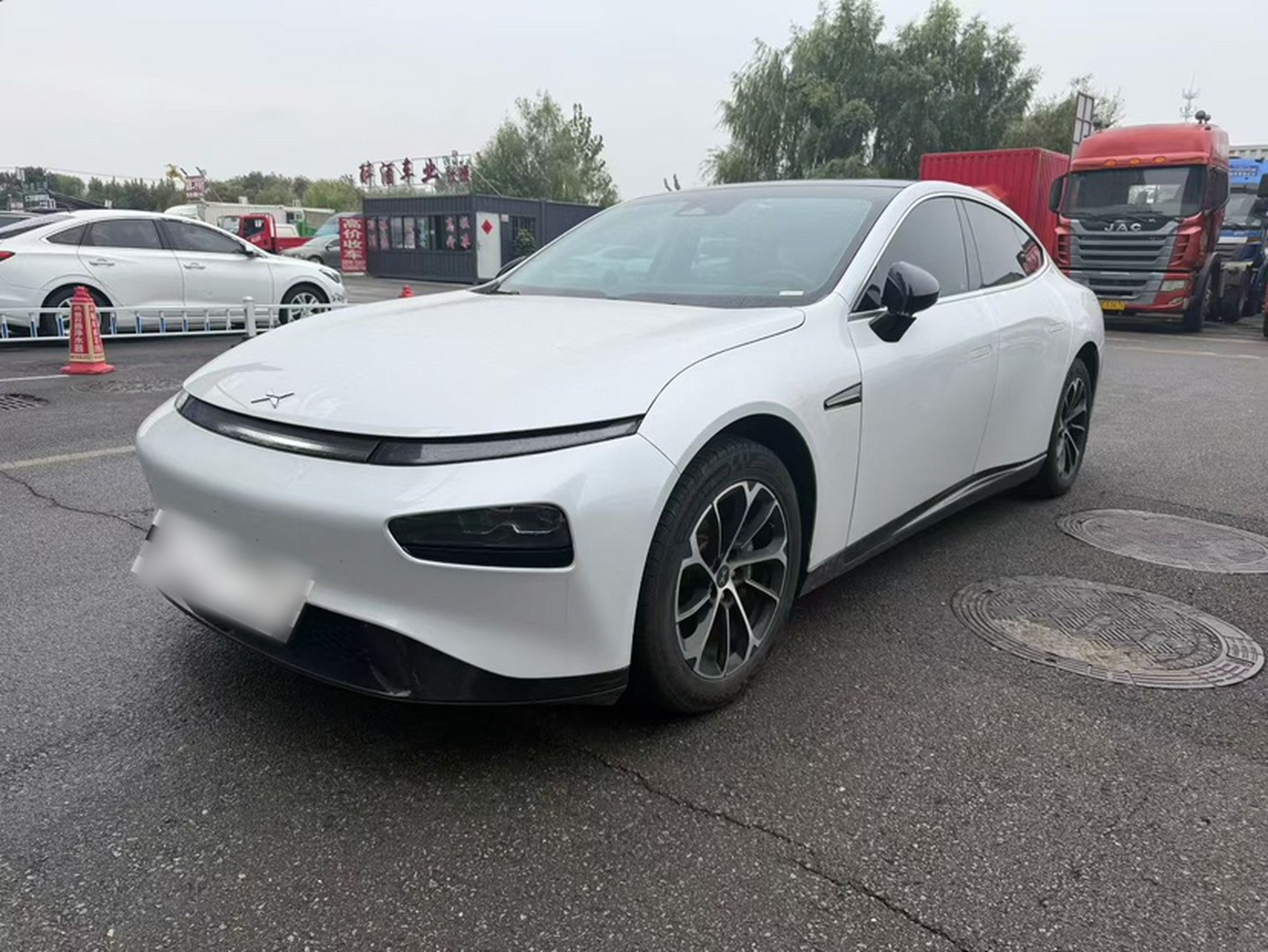 Под передней частью автомобиля