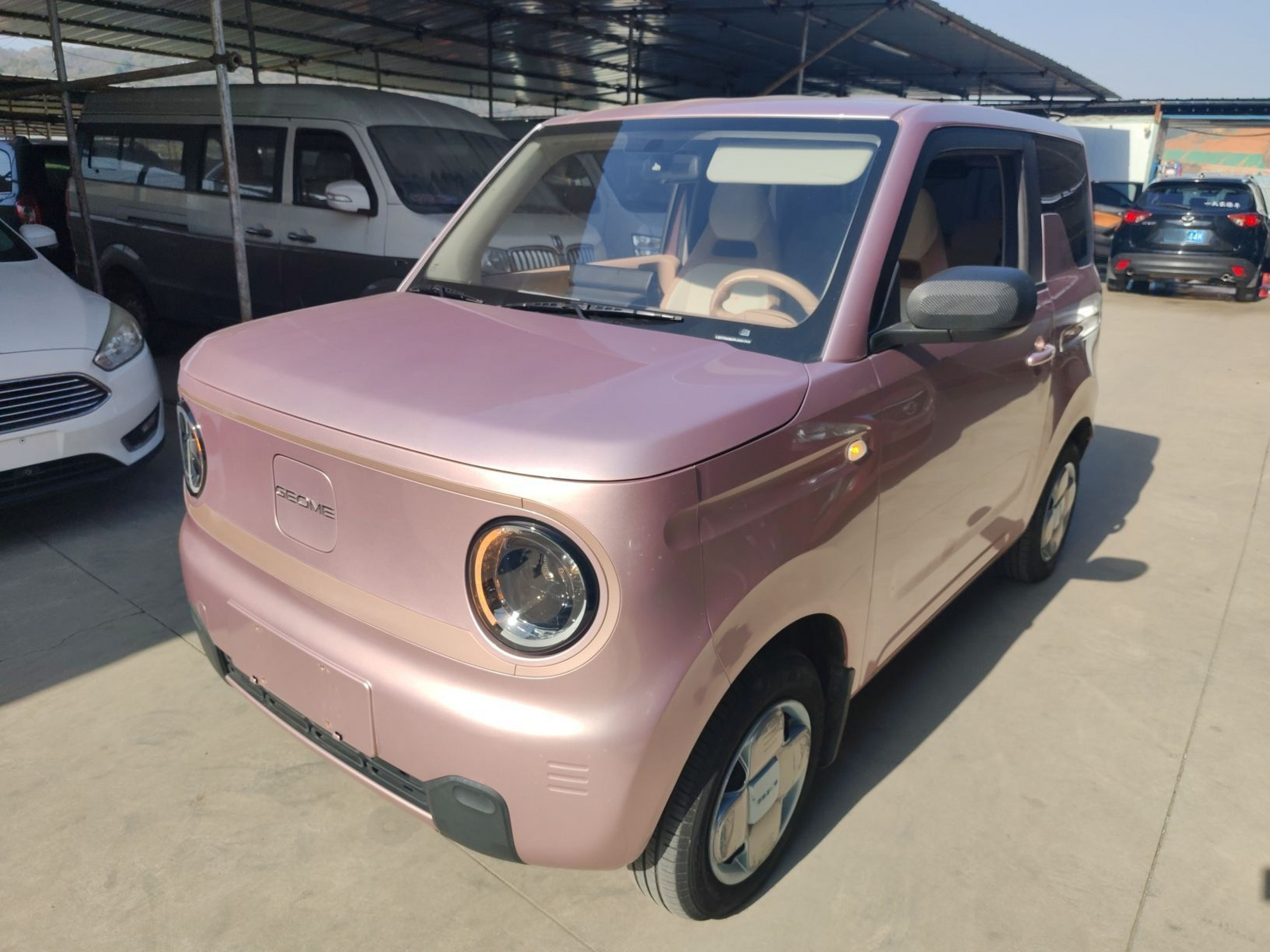 تحت مقدمة السيارة