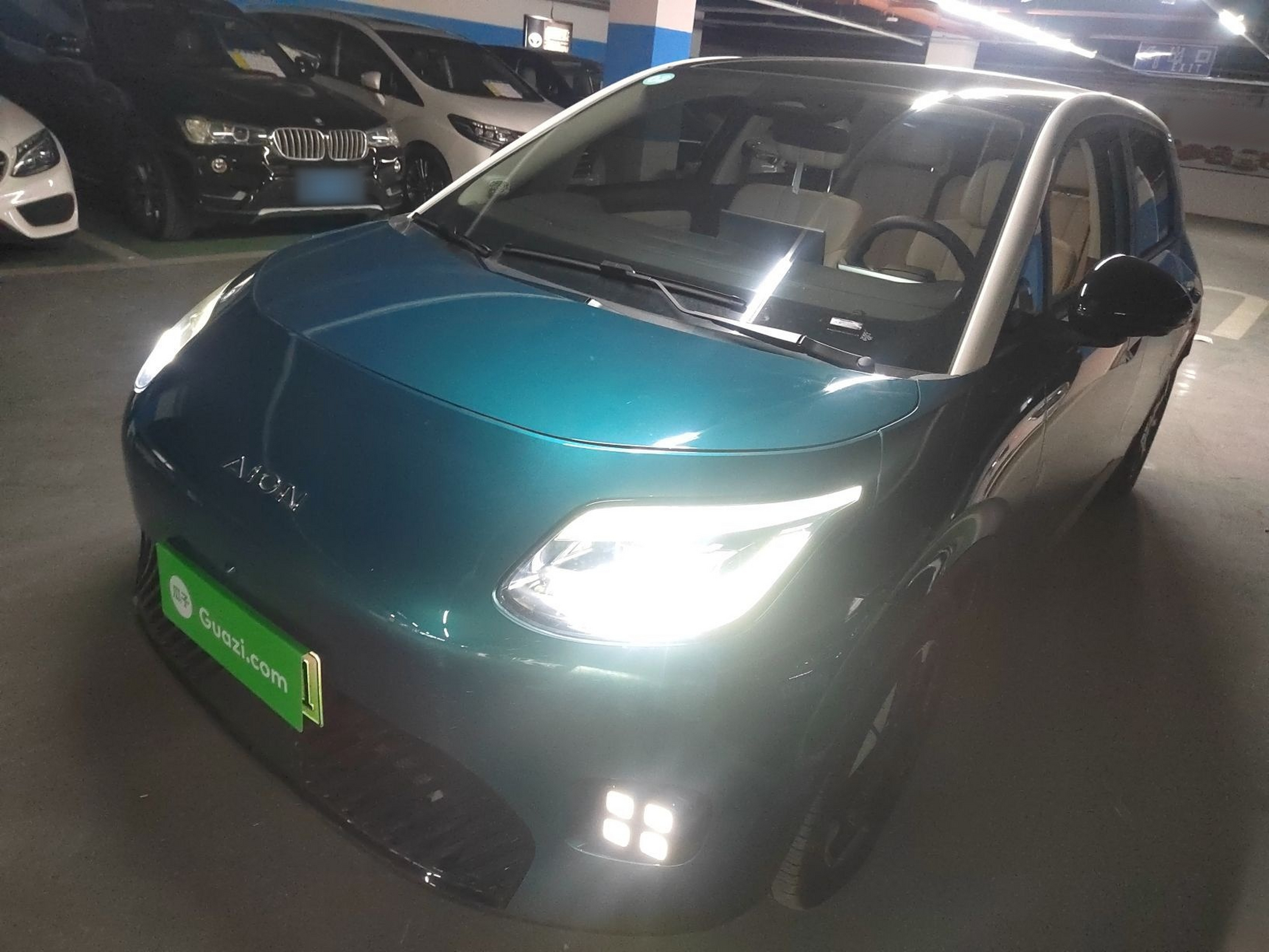 تحت مقدمة السيارة