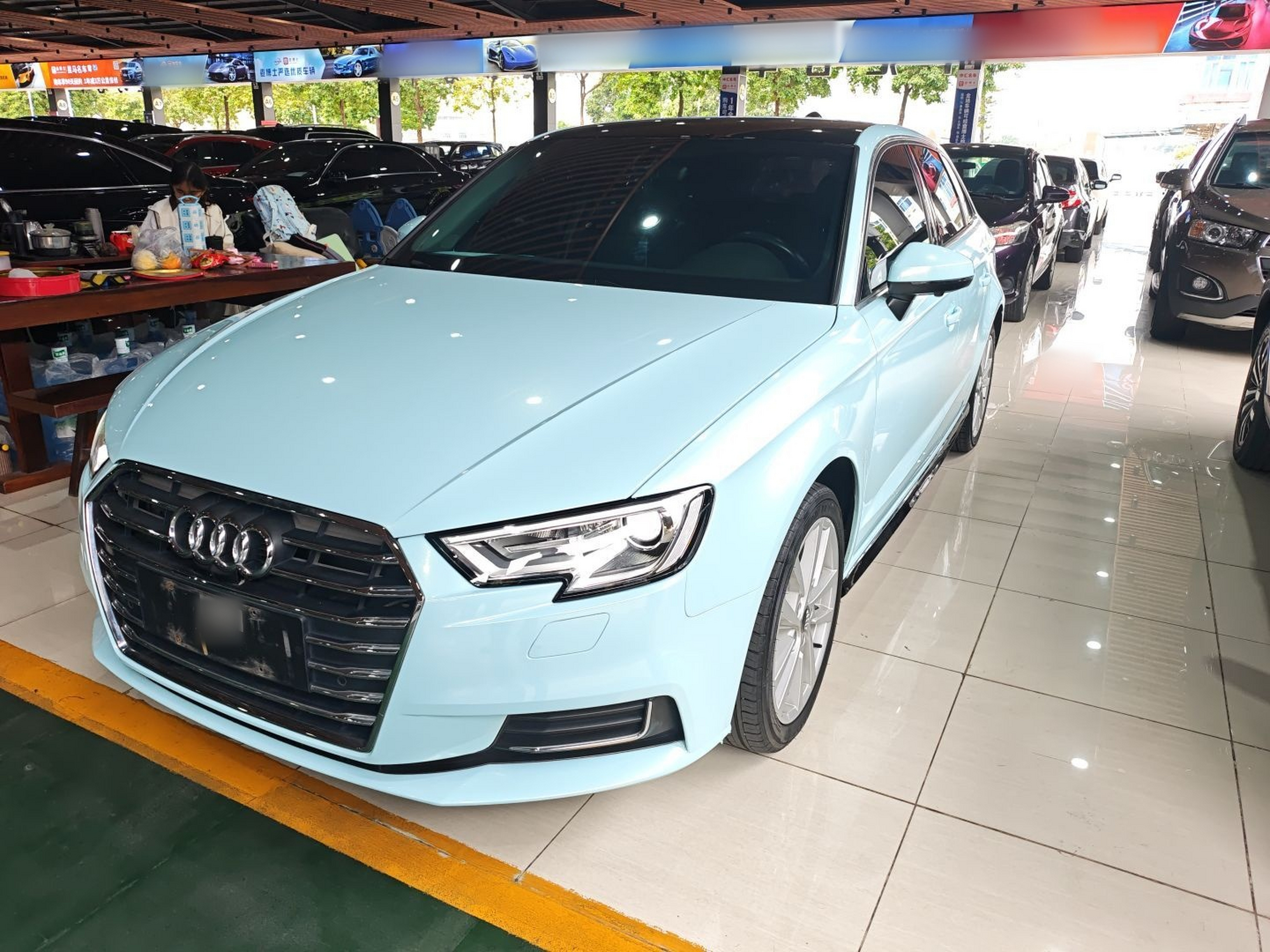 تحت مقدمة السيارة