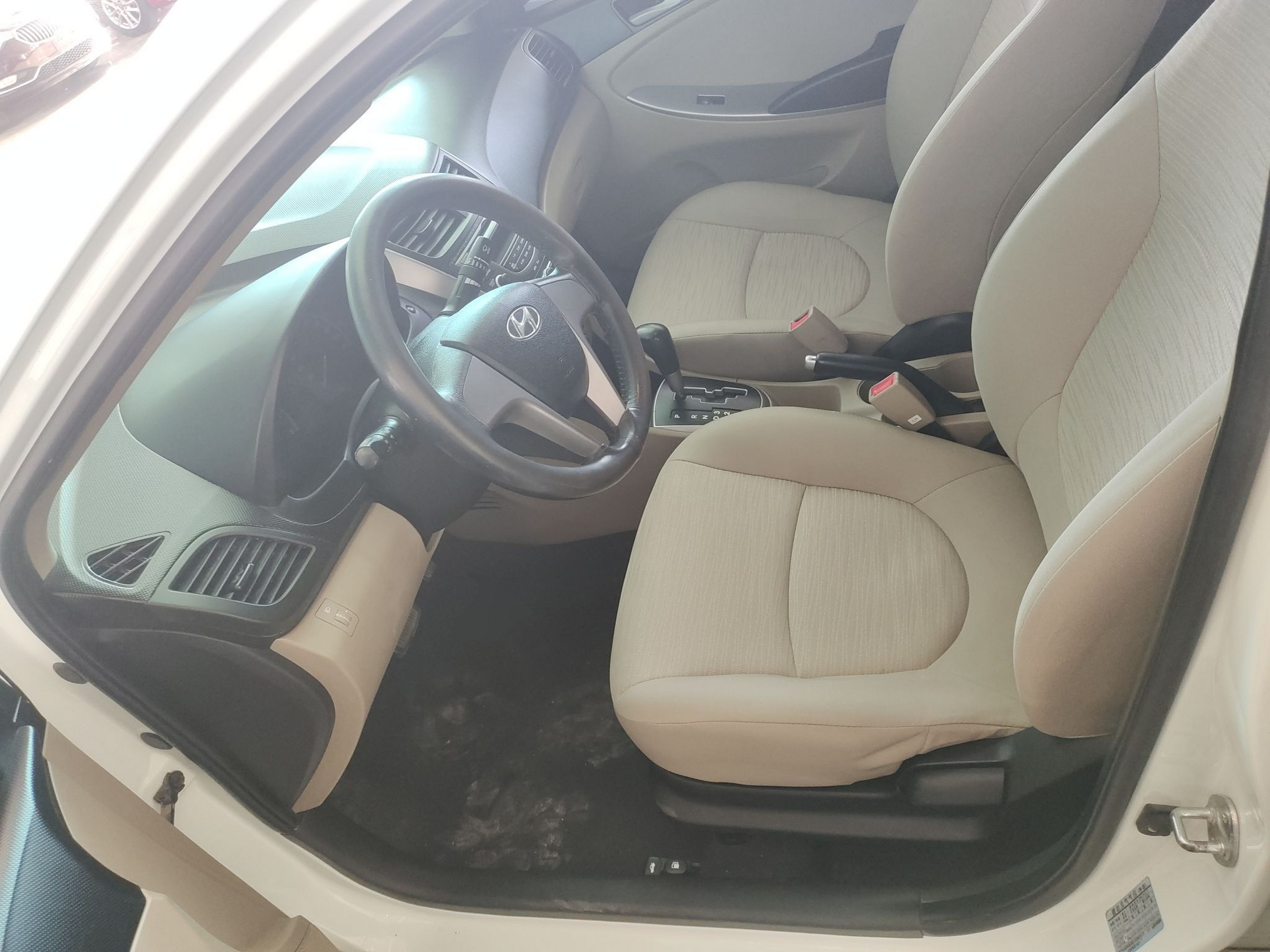 المقاعد الأمامية داخل السيارة