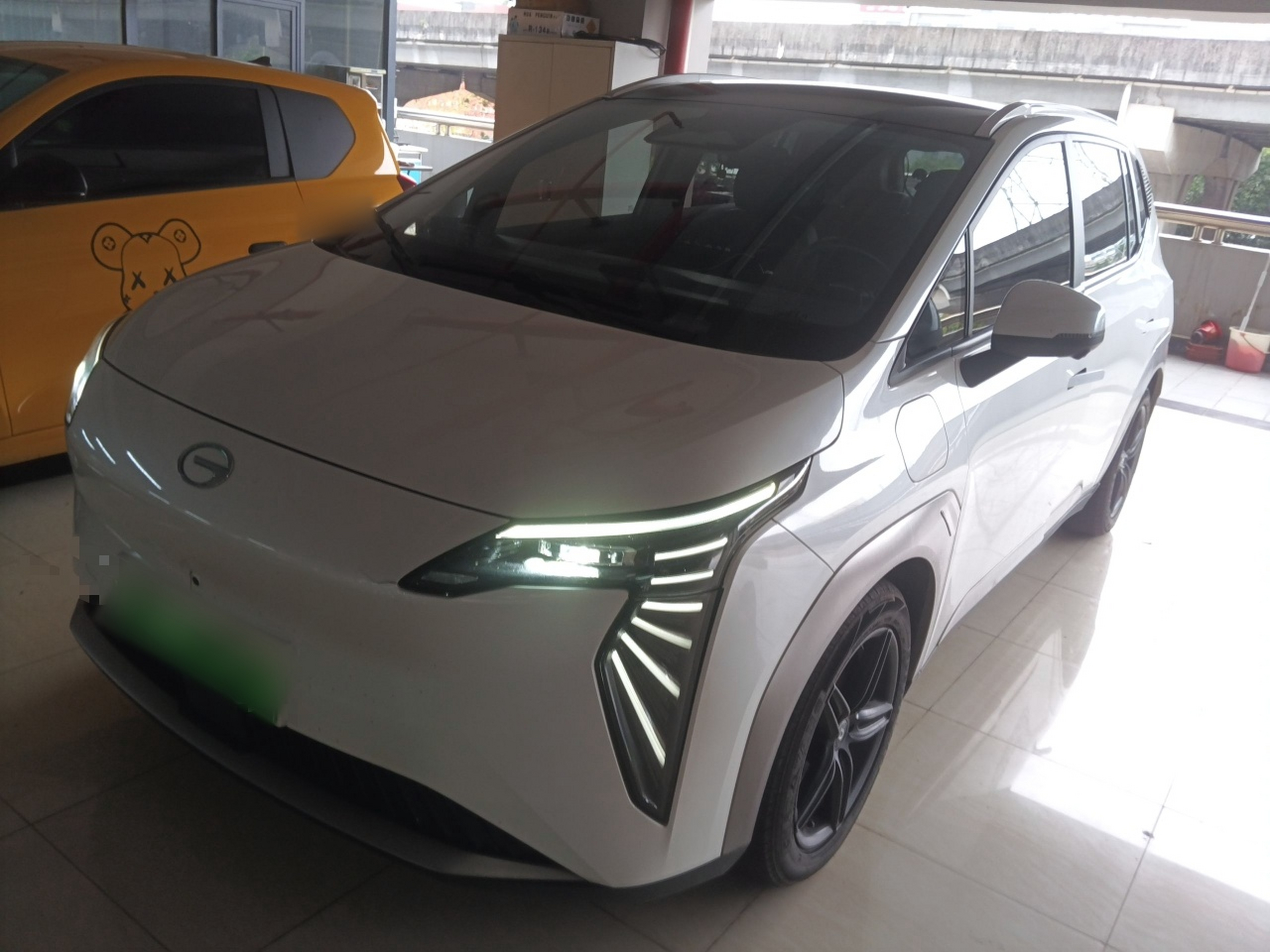 Под передней частью автомобиля