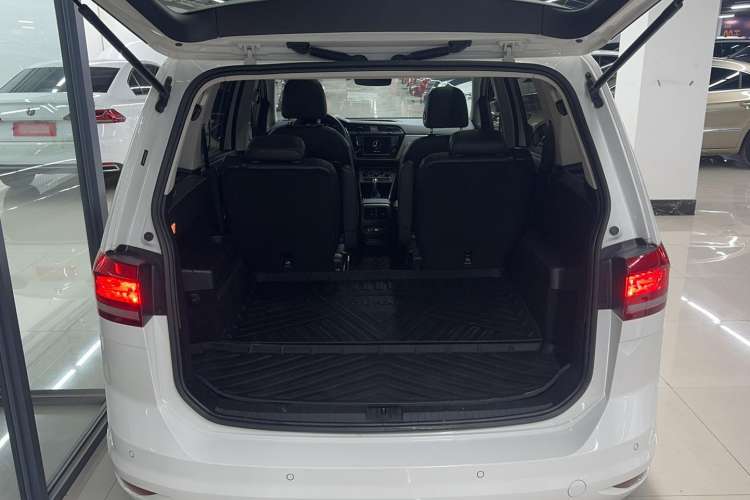 Used Volkswagen Touran 2018 Volkswagen Touran L 280TSI DSG Comfort Edition 6-seater
