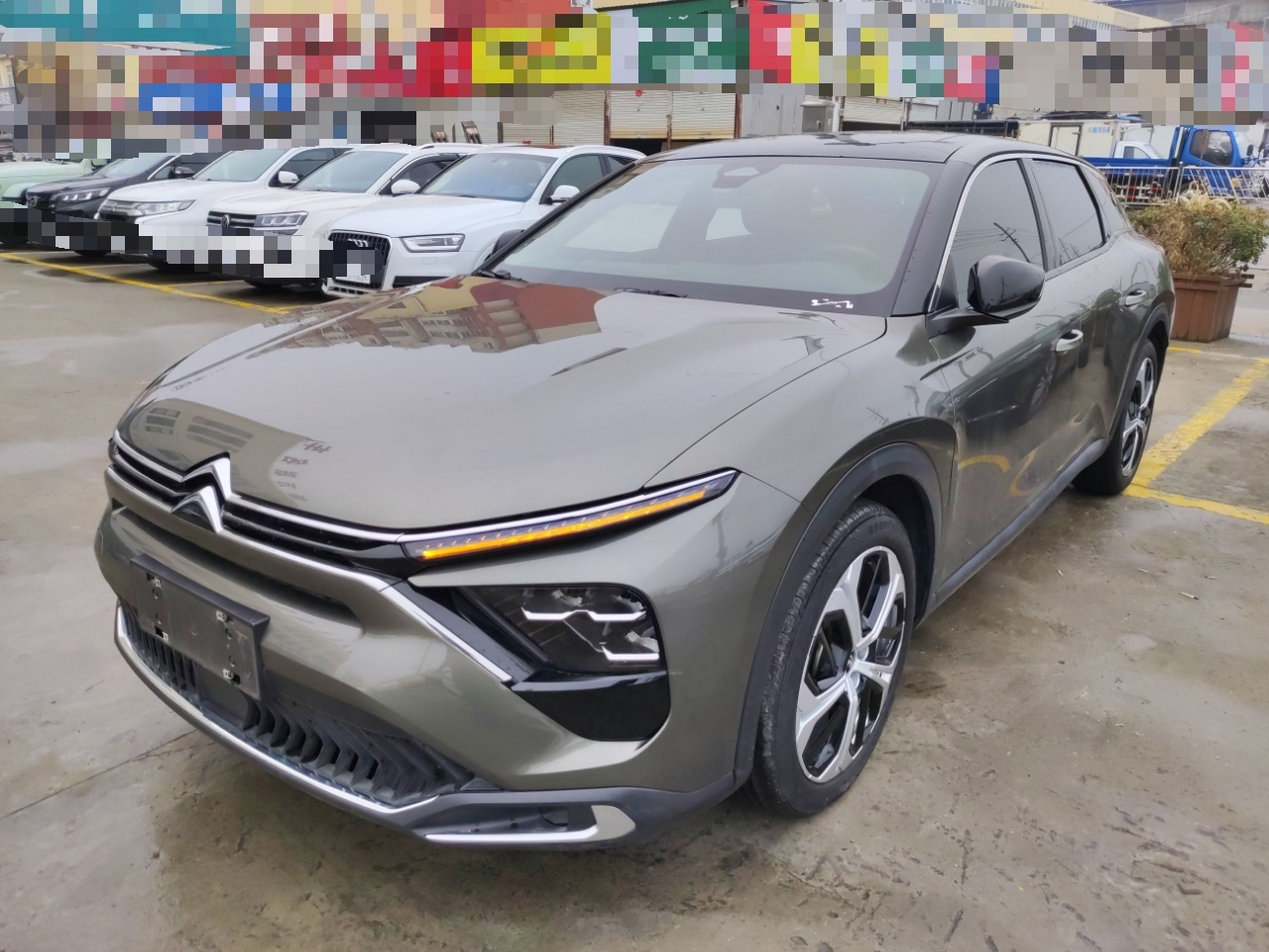 تحت مقدمة السيارة