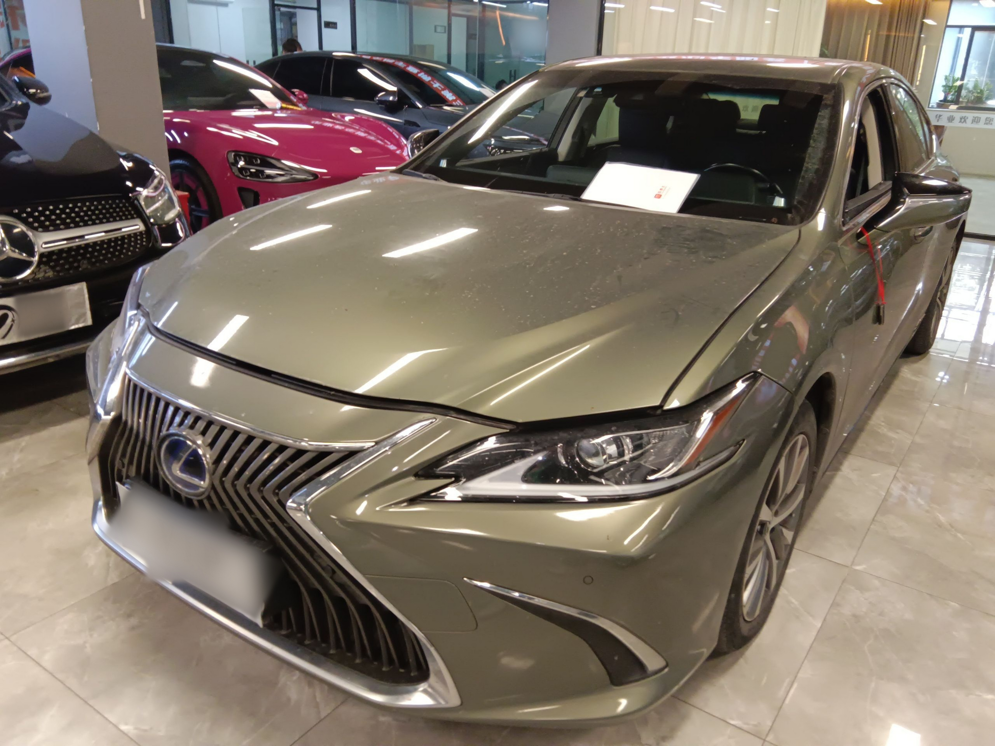 تحت مقدمة السيارة