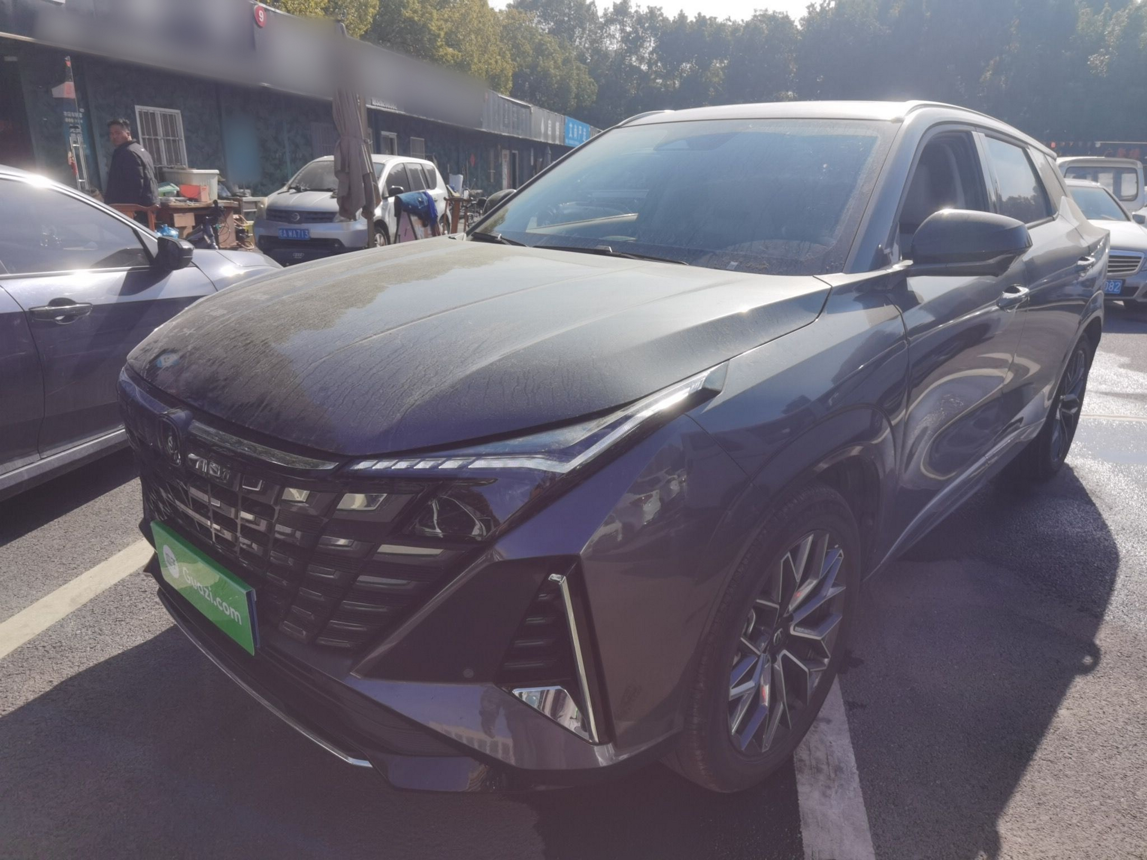 Под передней частью автомобиля