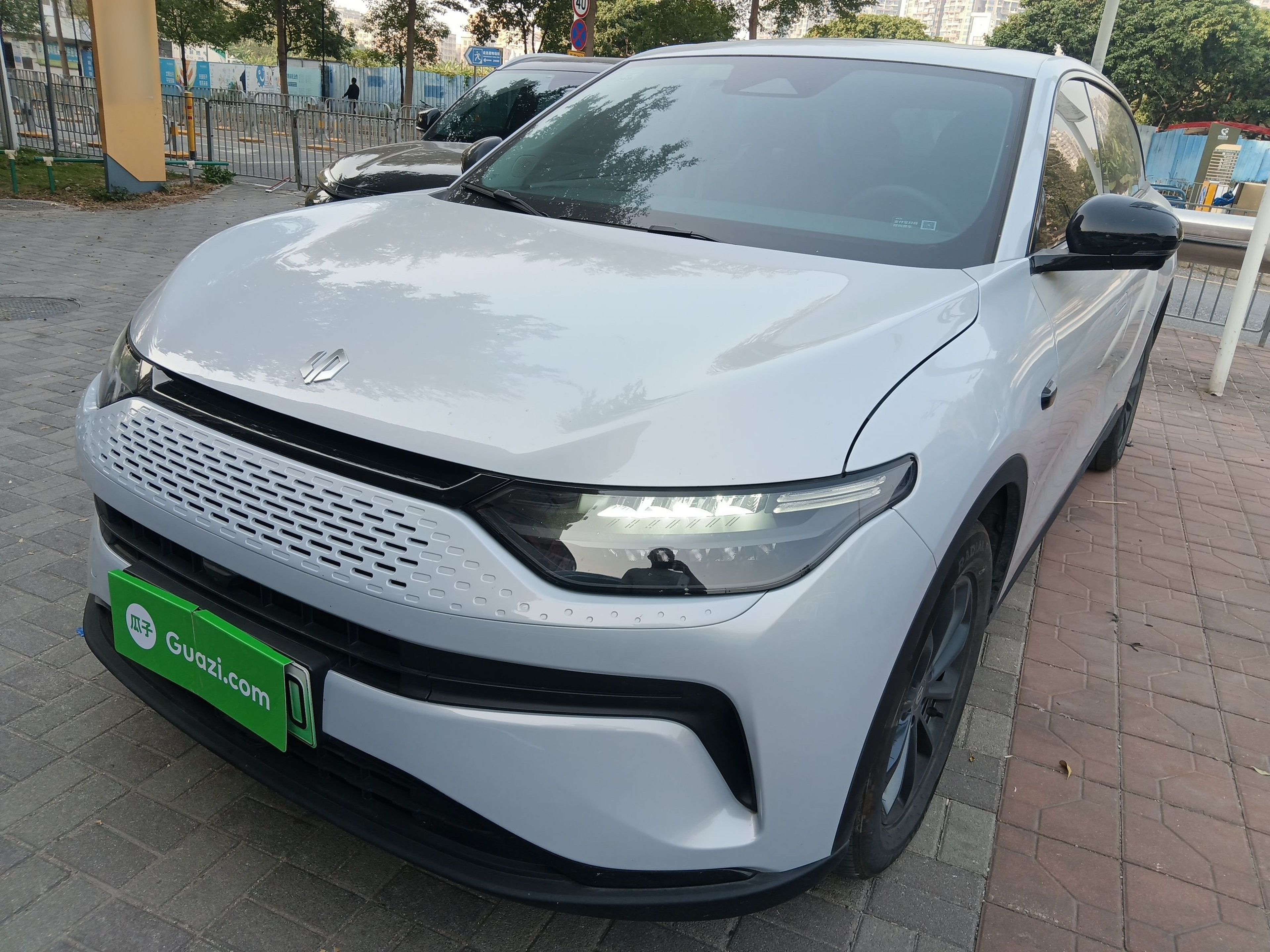 Под передней частью автомобиля