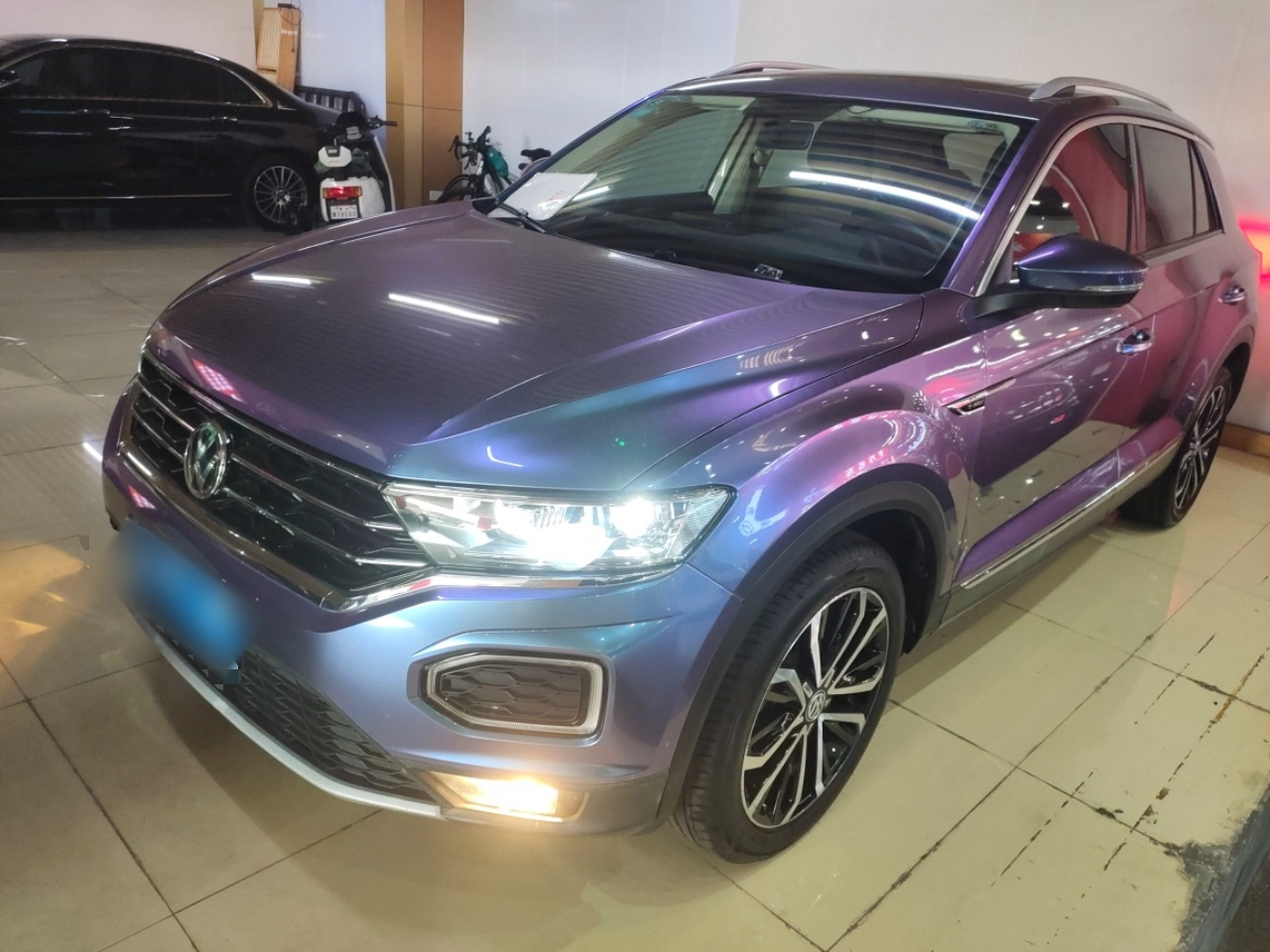 Под передней частью автомобиля