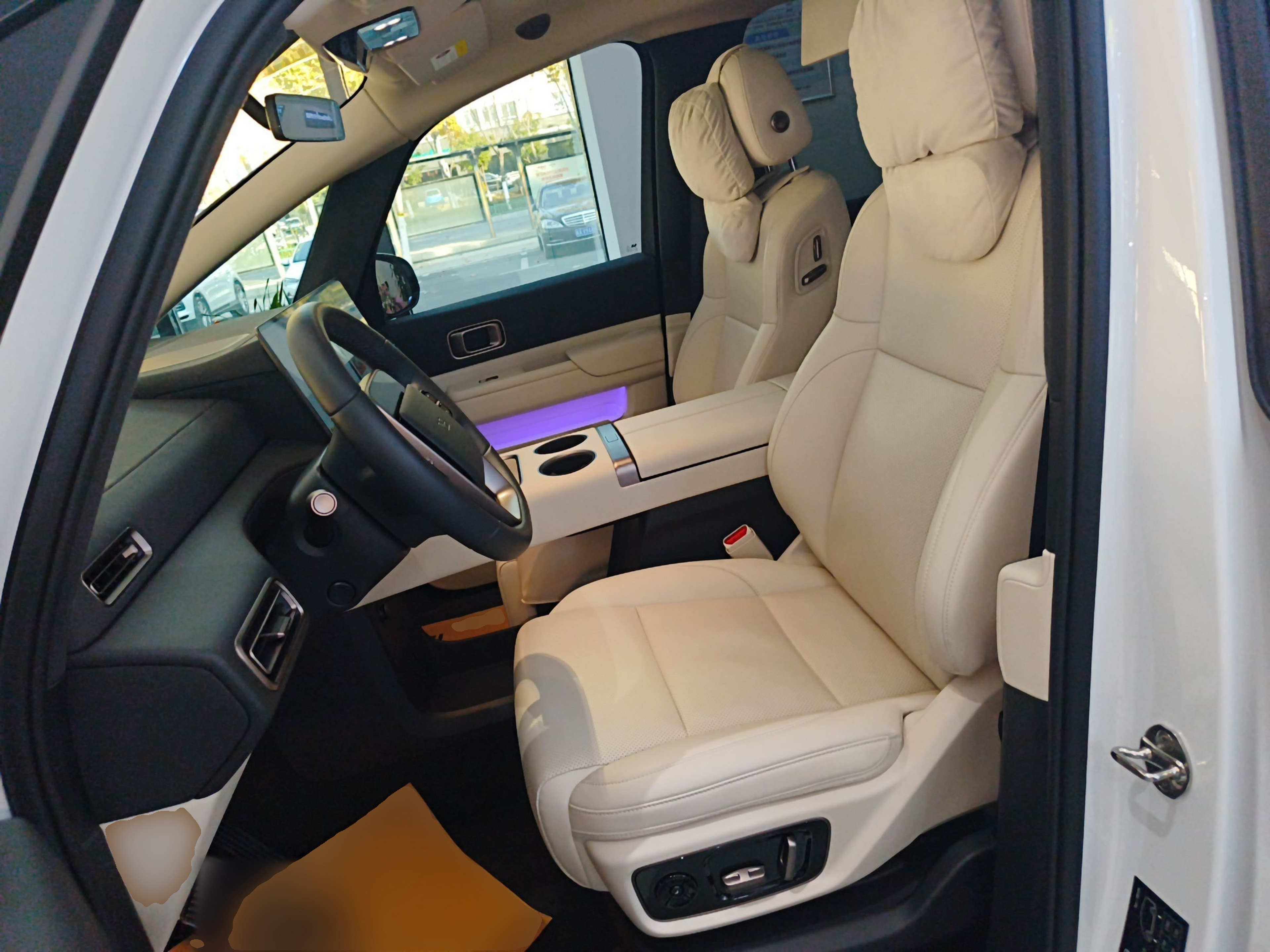 المقاعد الأمامية داخل السيارة