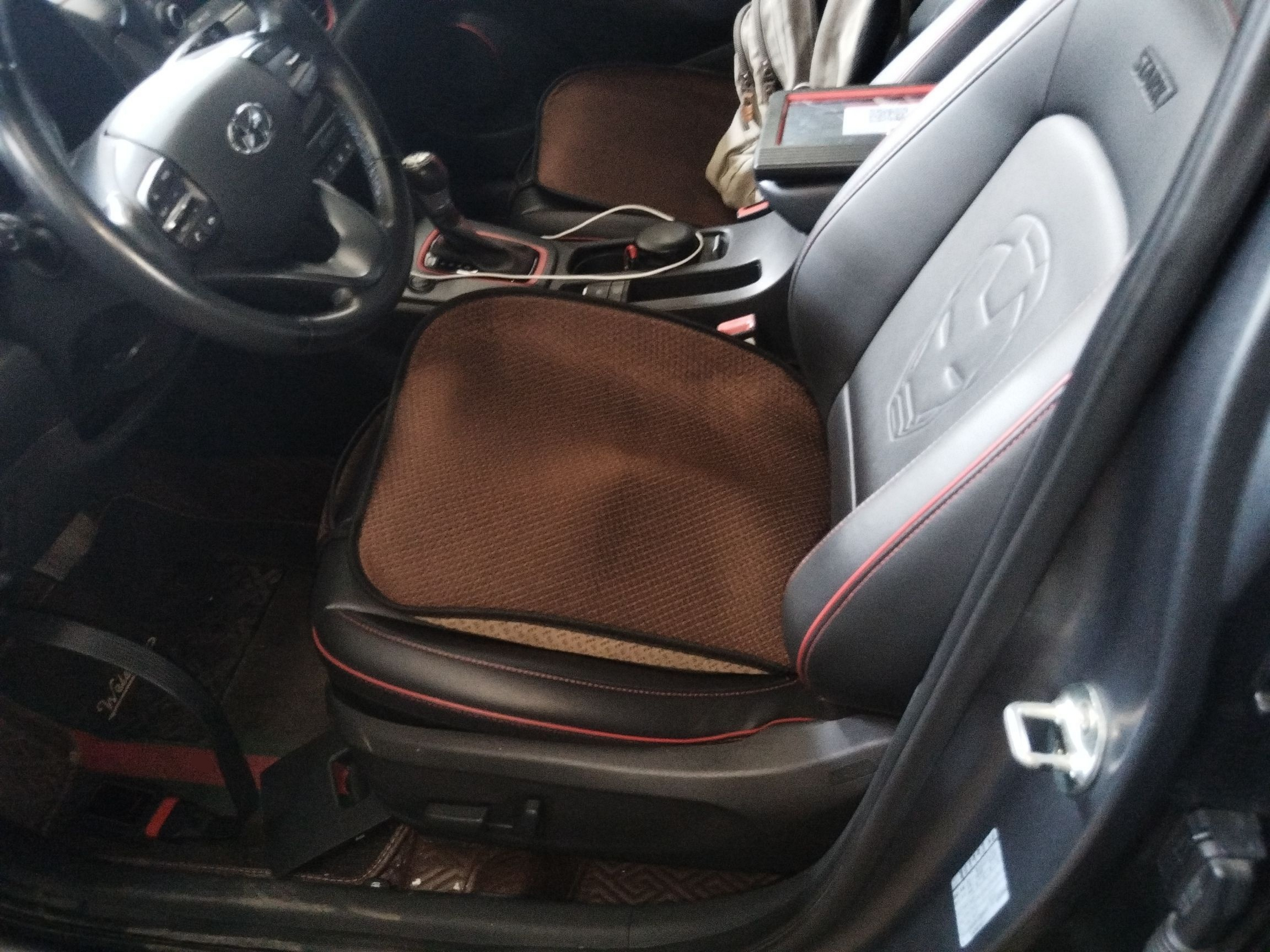 Переднее сиденье в автомобиле