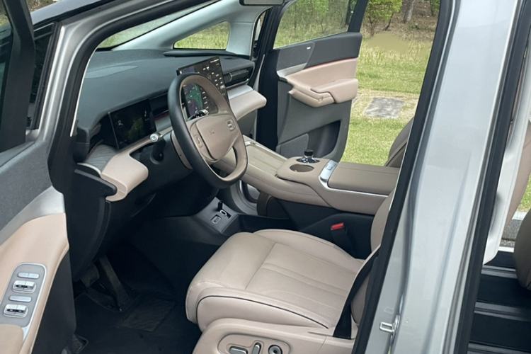 Used XPeng X9 2024 702 Ultra-Long Range Max
