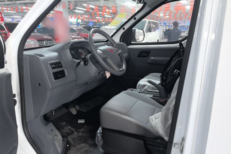 Used Wuling Yangguang 2024 300KM Comfort Version Passenger Van 75kW