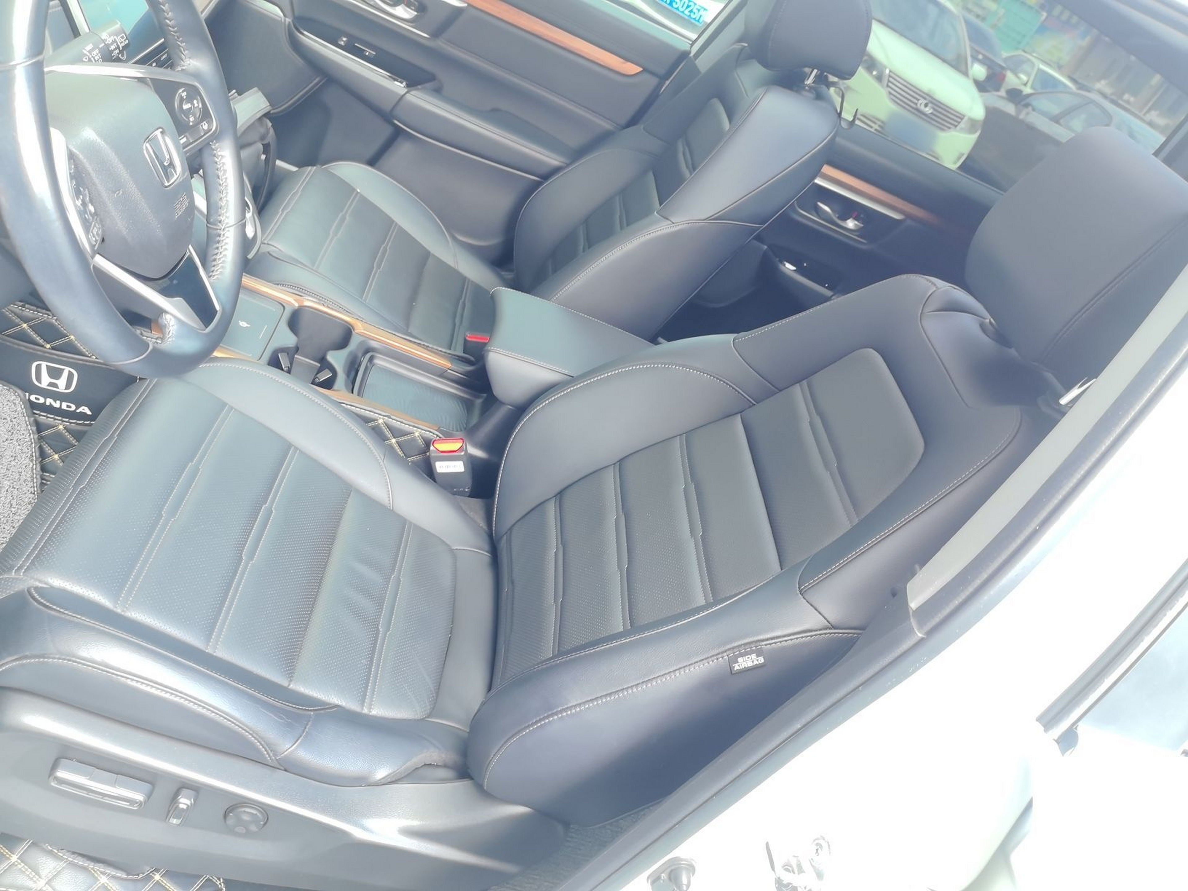 المقاعد الأمامية داخل السيارة