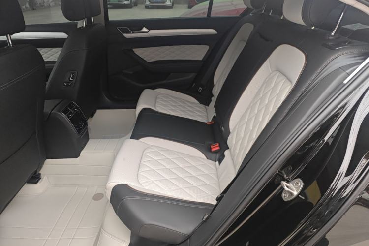 Used Volkswagen Magotan 2025 Revised Version Zhongxiang Edition 330TSI DSG Luxury Trim
