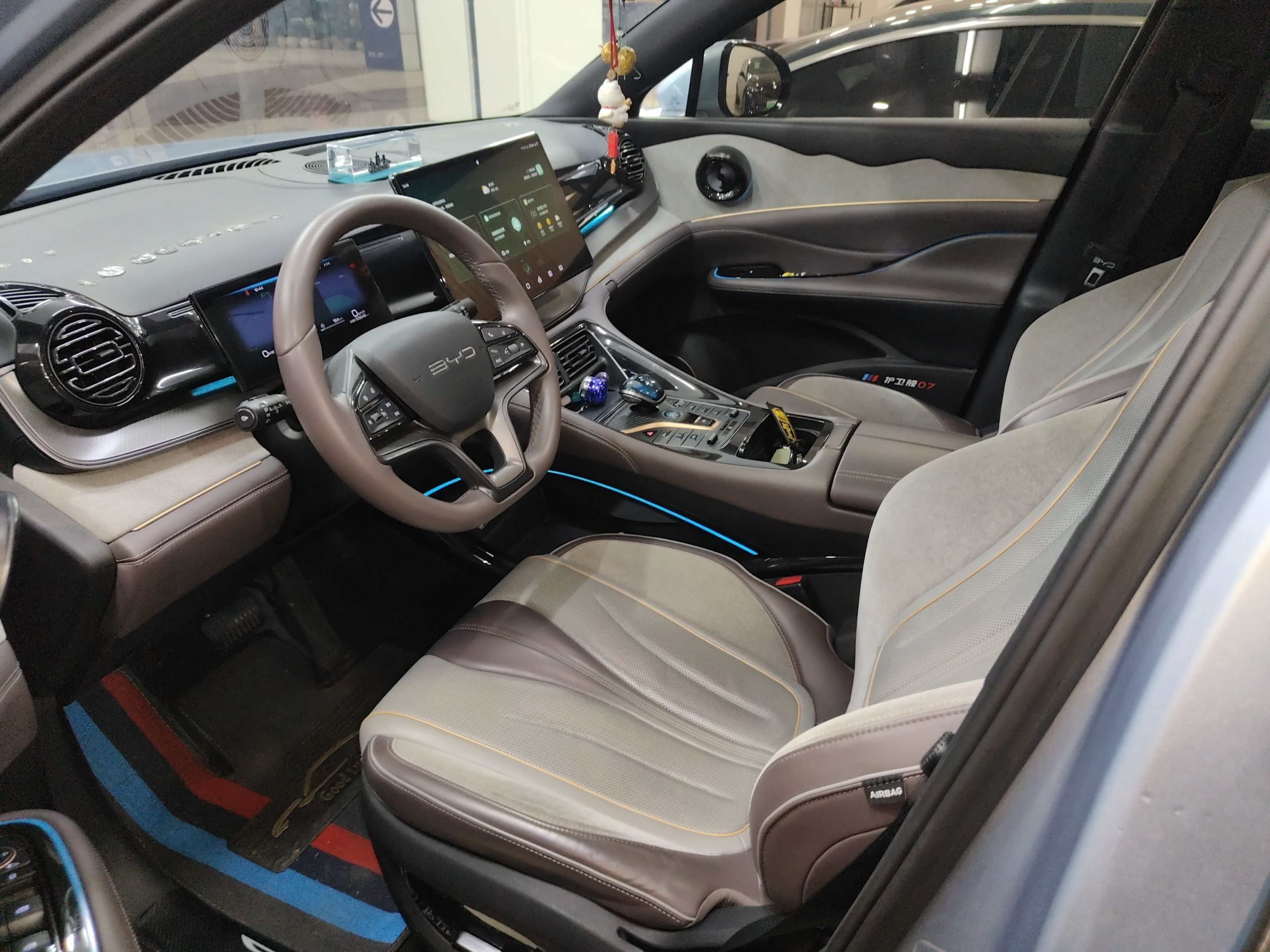 المقاعد الأمامية داخل السيارة