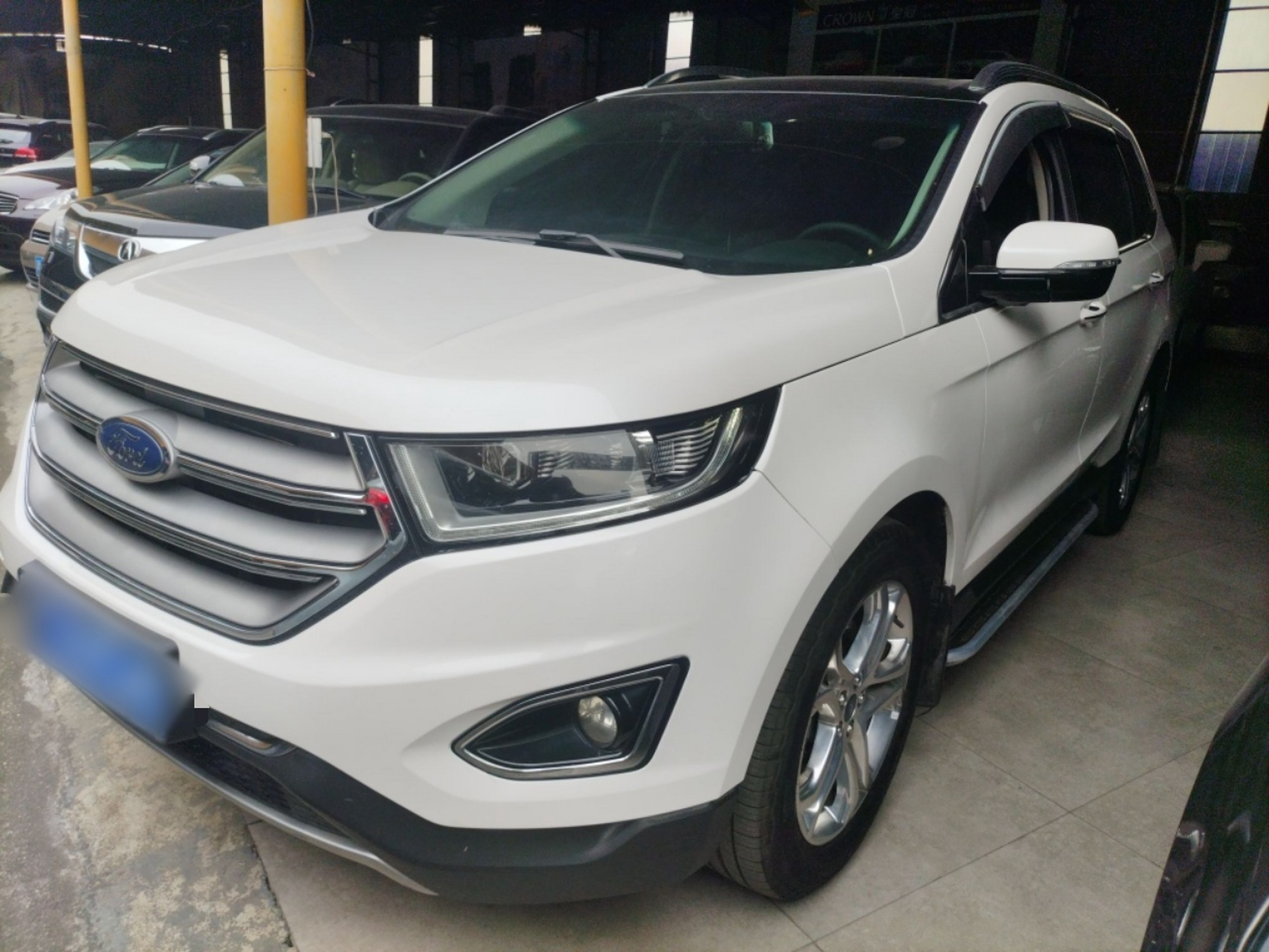 تحت مقدمة السيارة