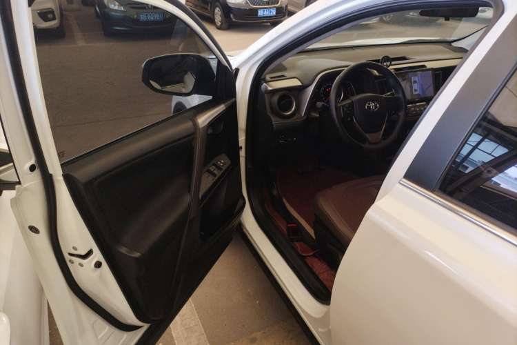 Used Toyota RAV4 2019 2.0L CVT Two-Wheel Drive Pioneer Edition China V Standard
