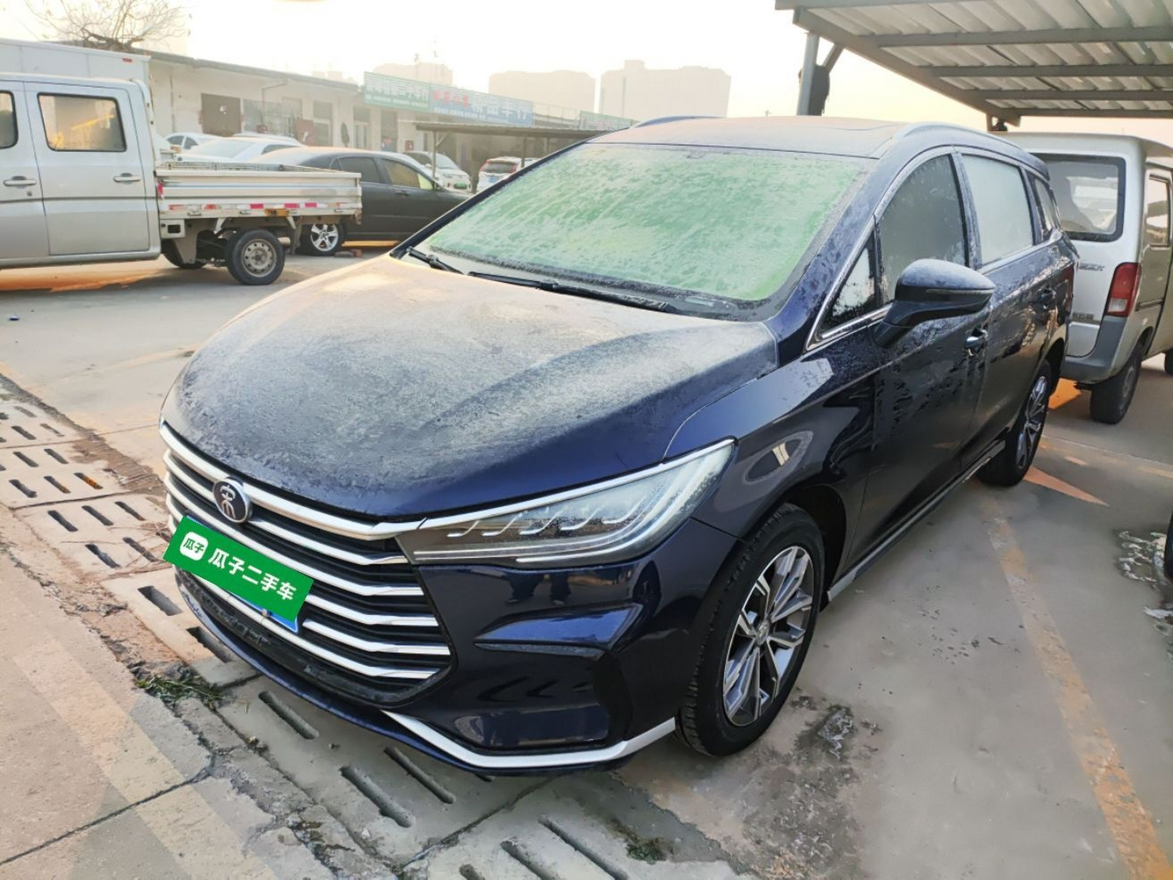 تحت مقدمة السيارة