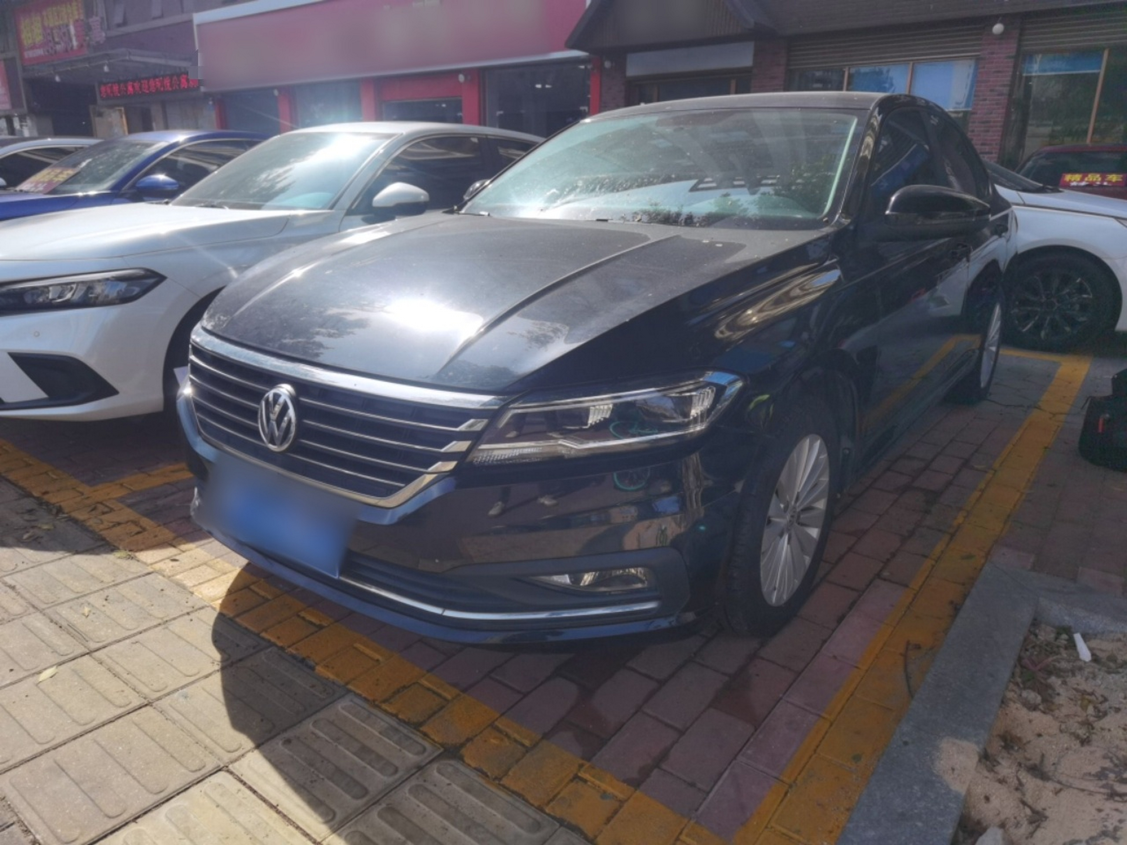 Под передней частью автомобиля