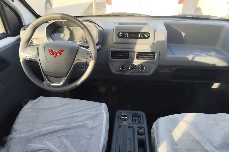 Used Wuling Yangguang 2024 300KM Comfort Version Passenger Van 75kW
