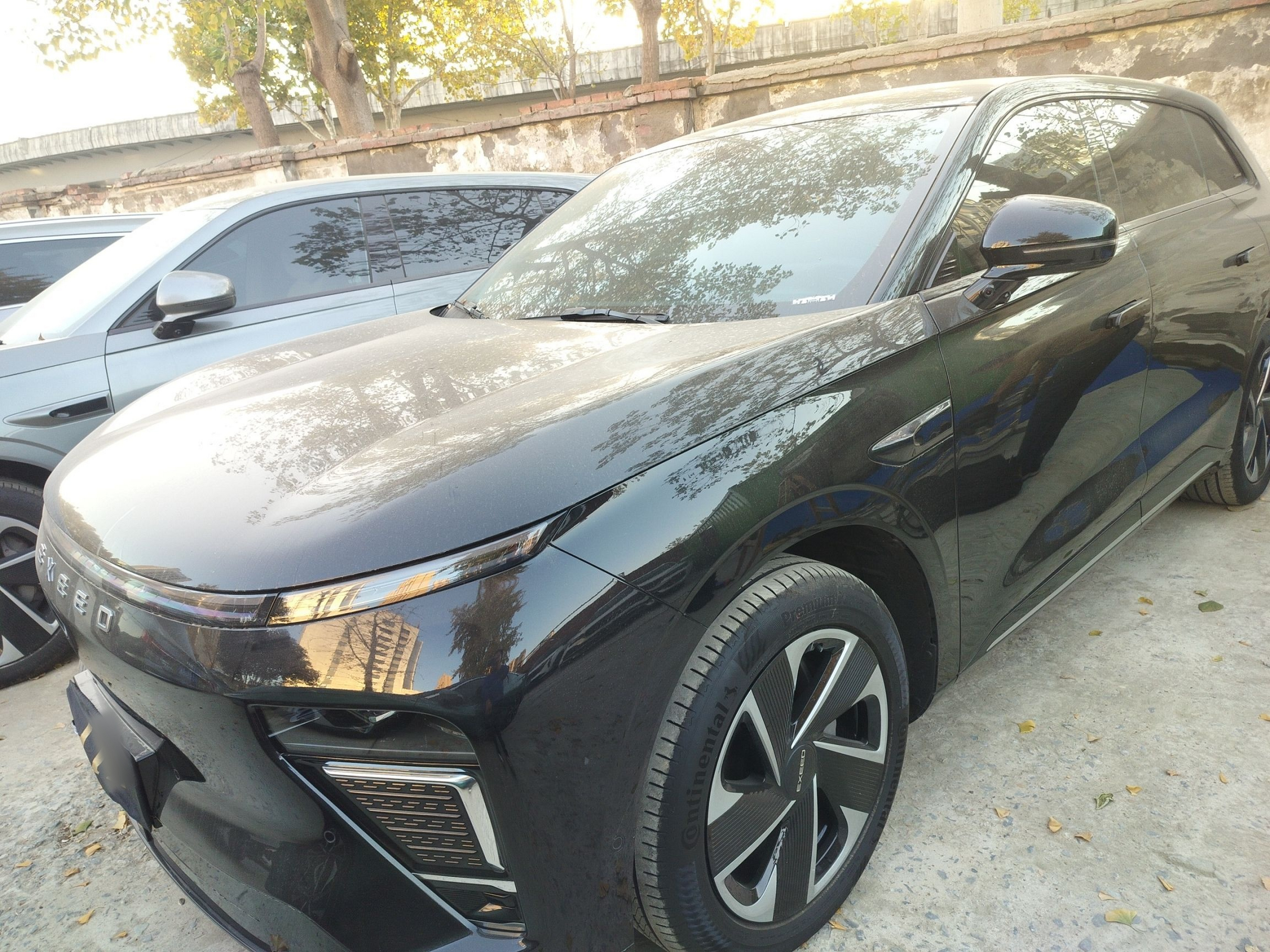 Под передней частью автомобиля