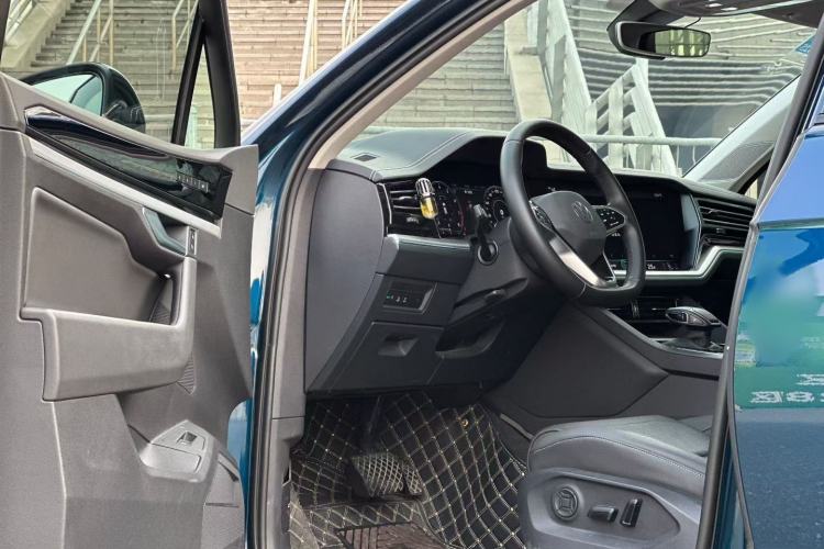 Used Volkswagen Touareg 2021 3.0 TSI Luxury Edition Black Diamond Sport Package
