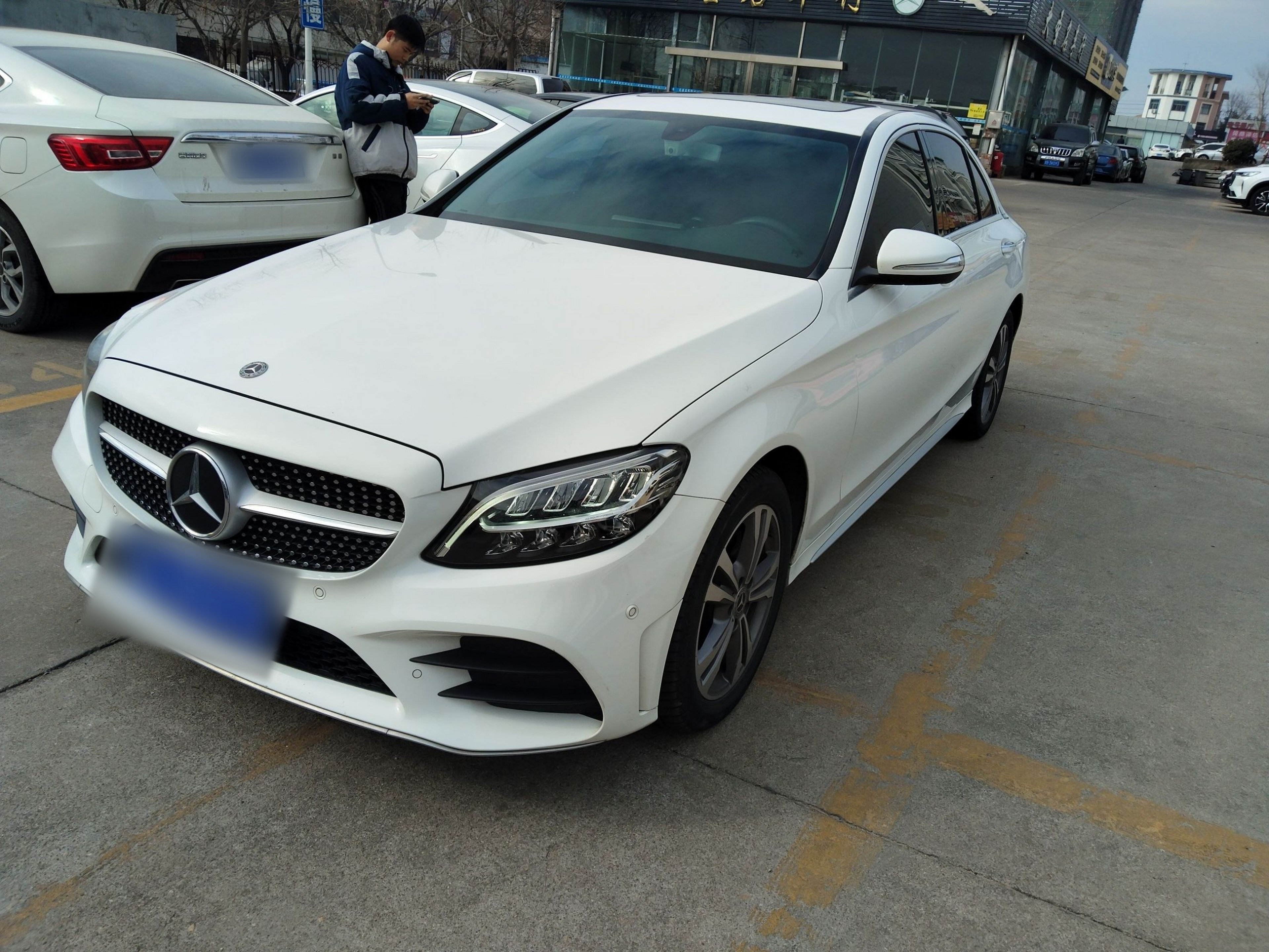 تحت مقدمة السيارة