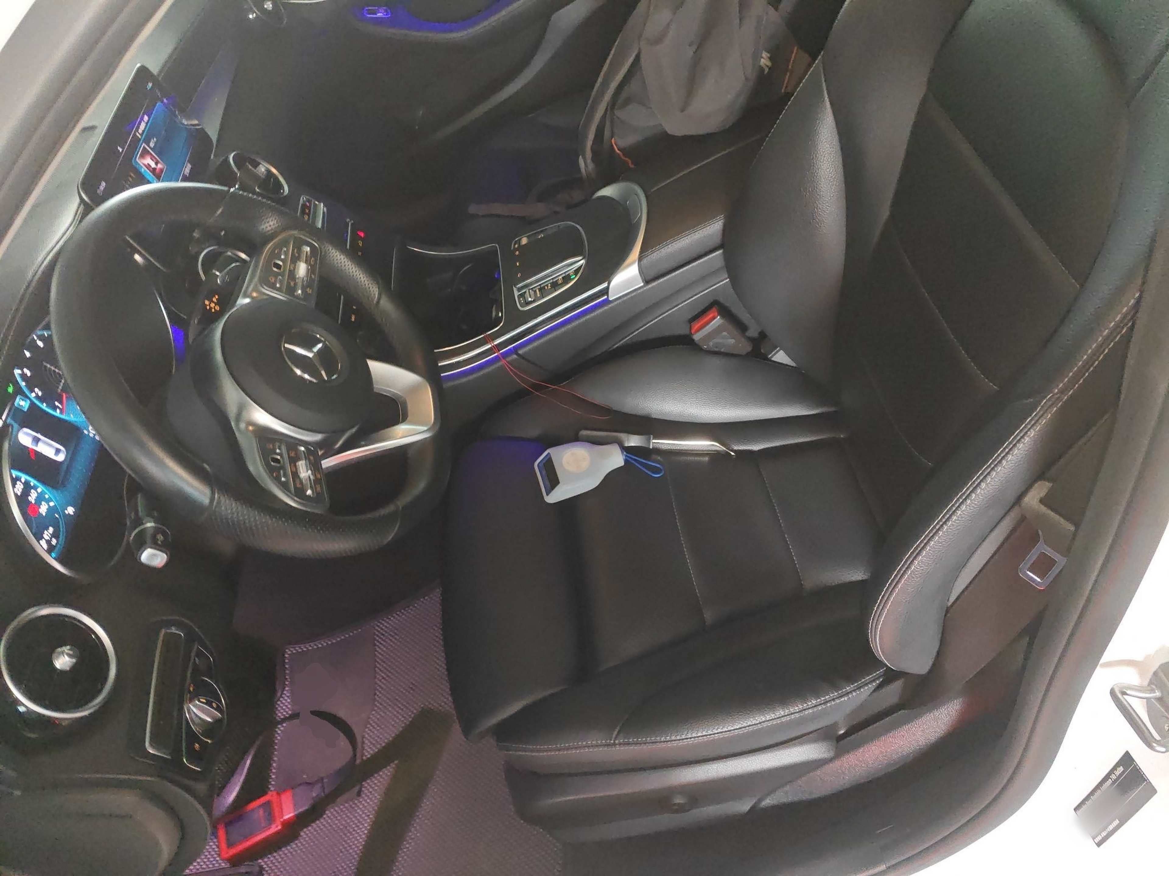 المقاعد الأمامية داخل السيارة