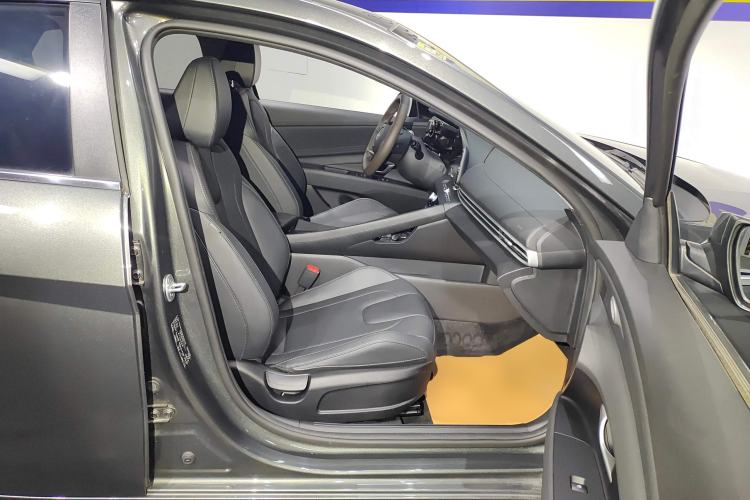 Used Hyundai Elantra 2023 1.5L CVT LUX Prestige Edition
