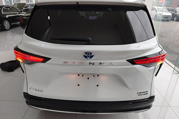 Used Toyota Sienna 2023 2.5L Hybrid Deluxe Edition
