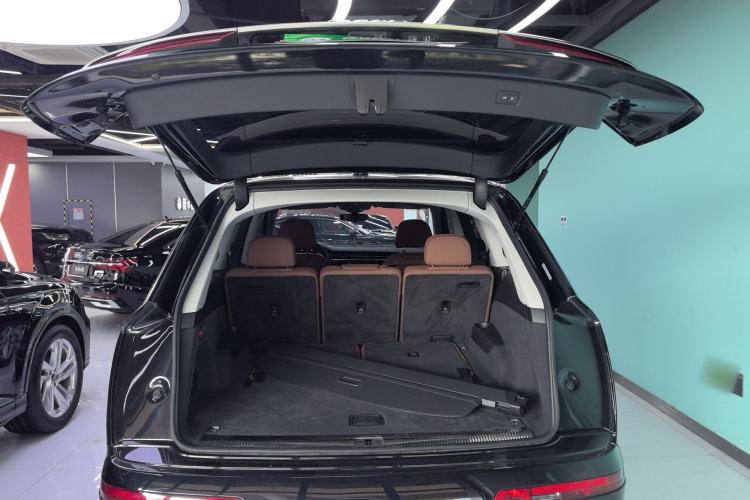 Used Audi Q7 2021 45 TFSI quattro S line Sport model
