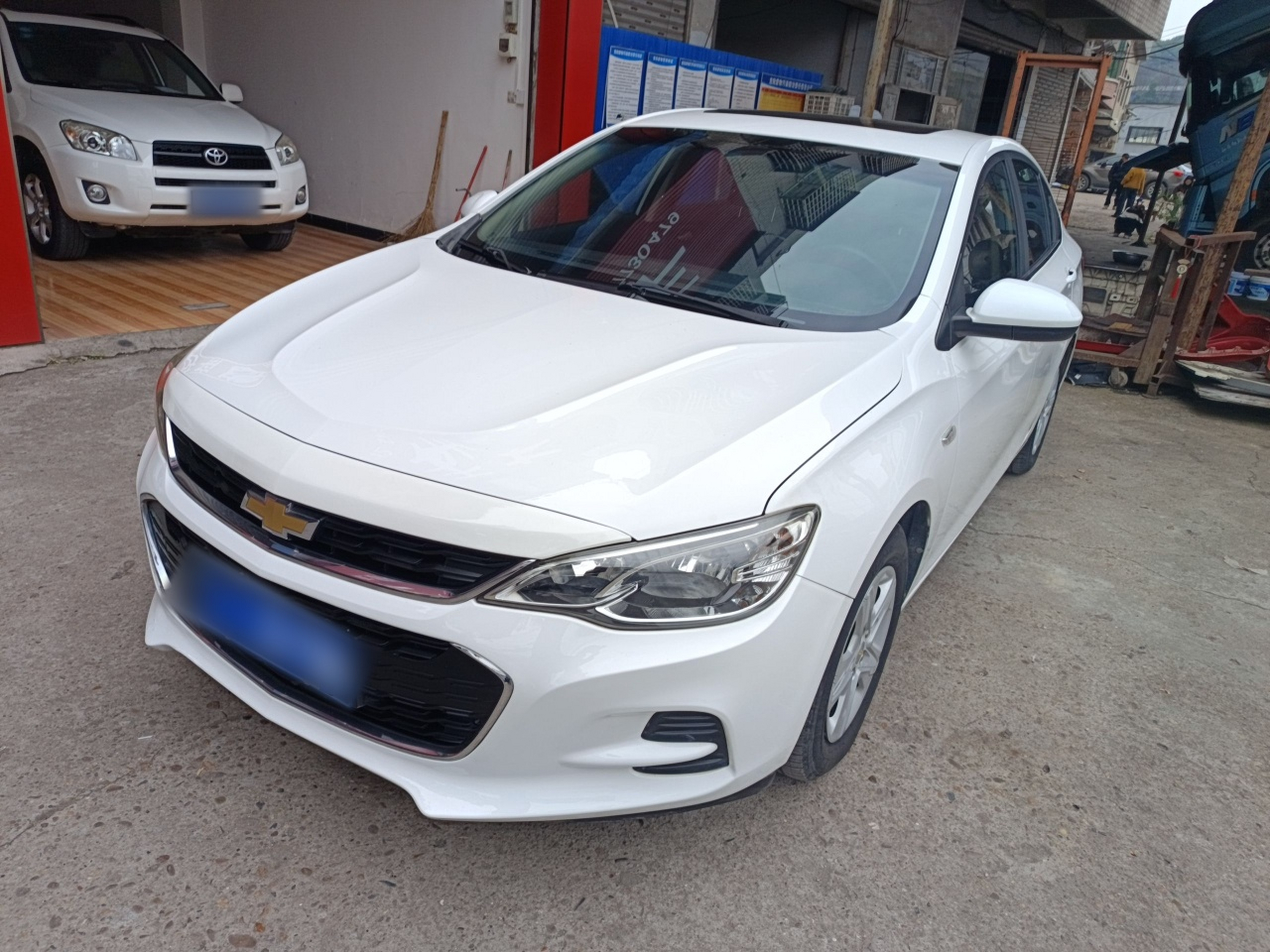 Под передней частью автомобиля