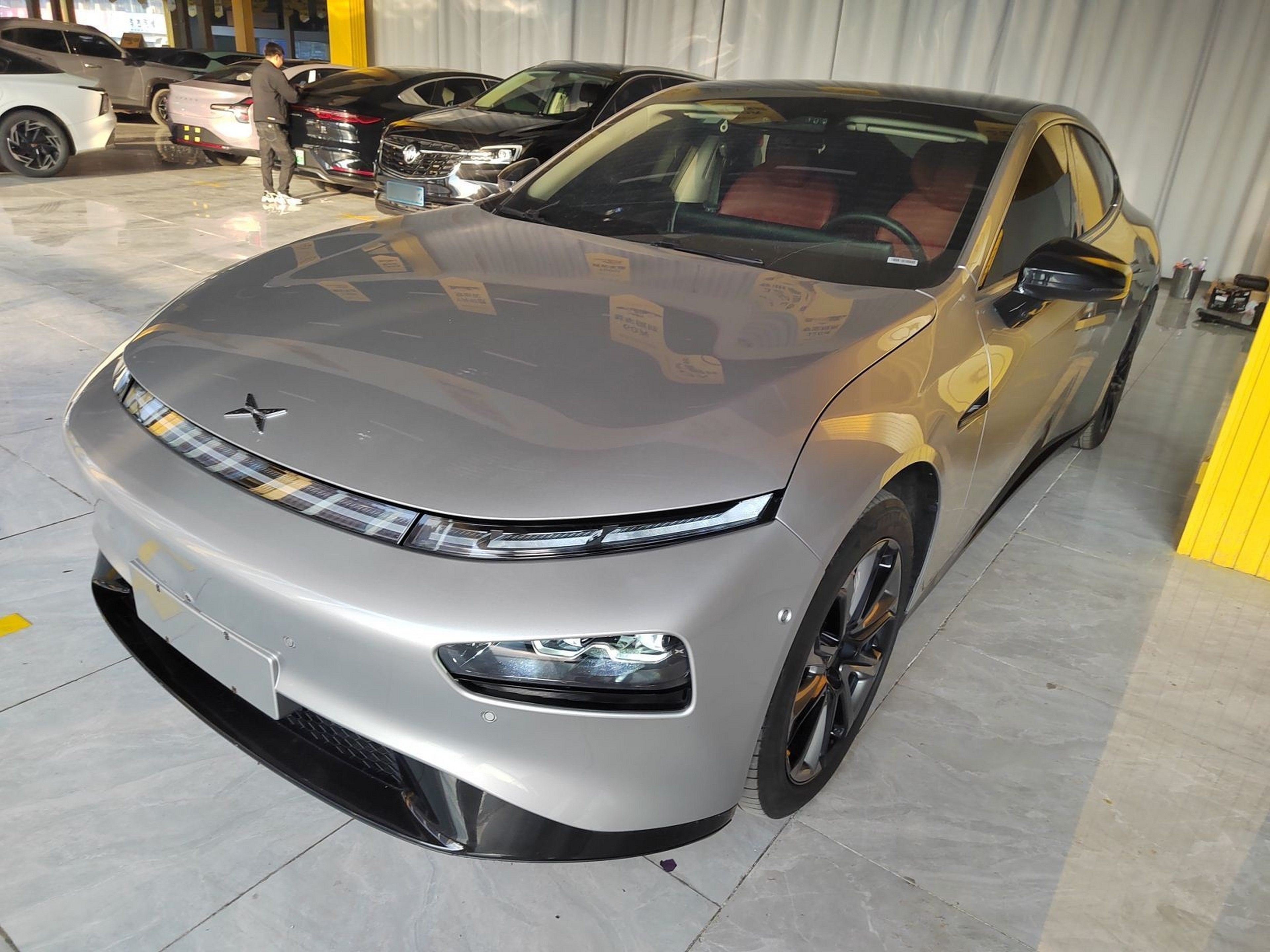 تحت مقدمة السيارة