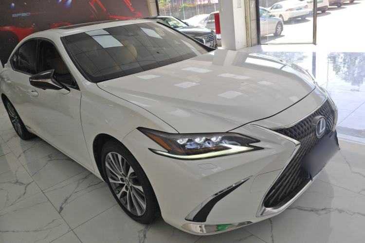 Used Lexus ES 2020 300h Deluxe Edition
