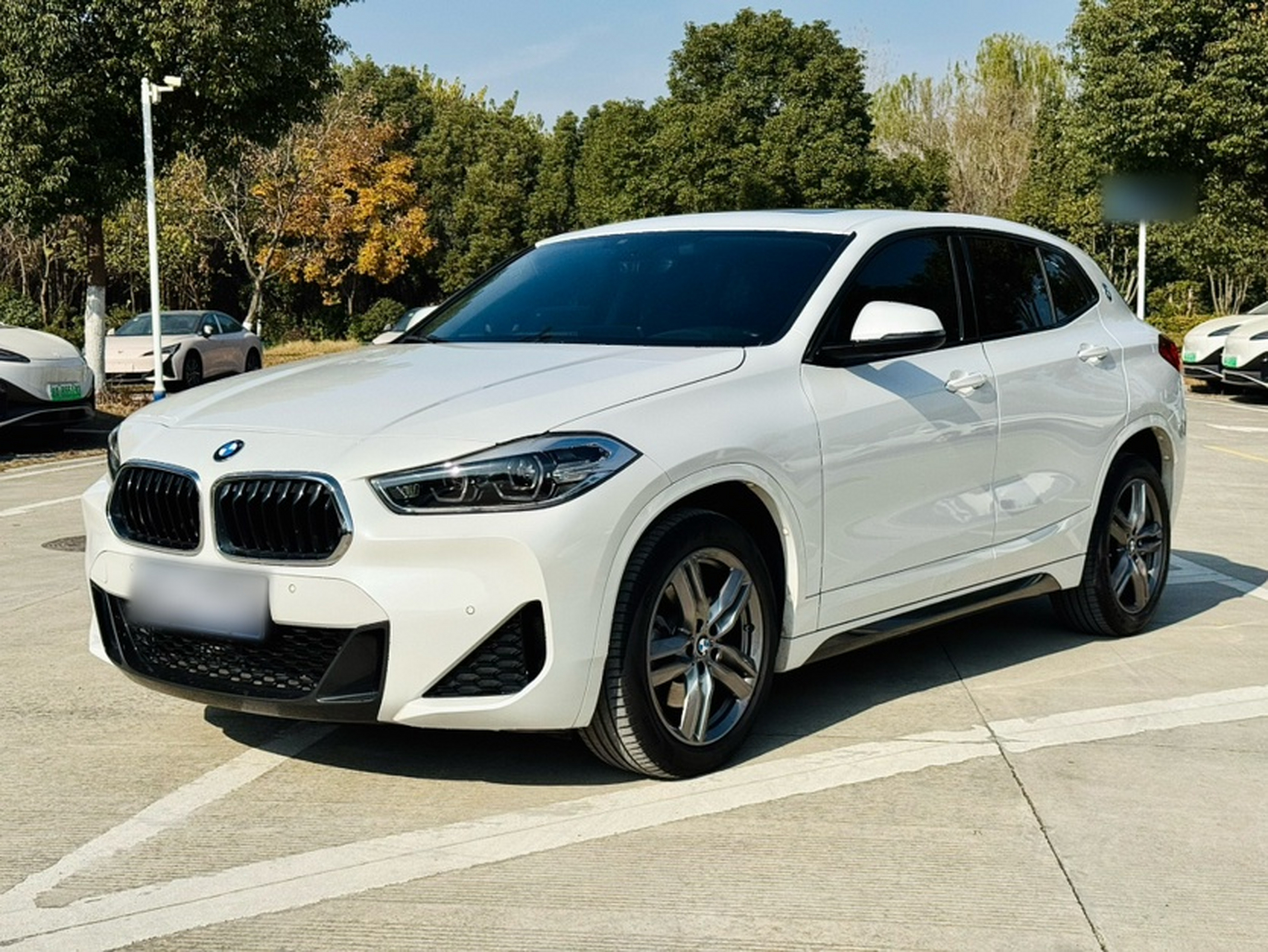 Под передней частью автомобиля