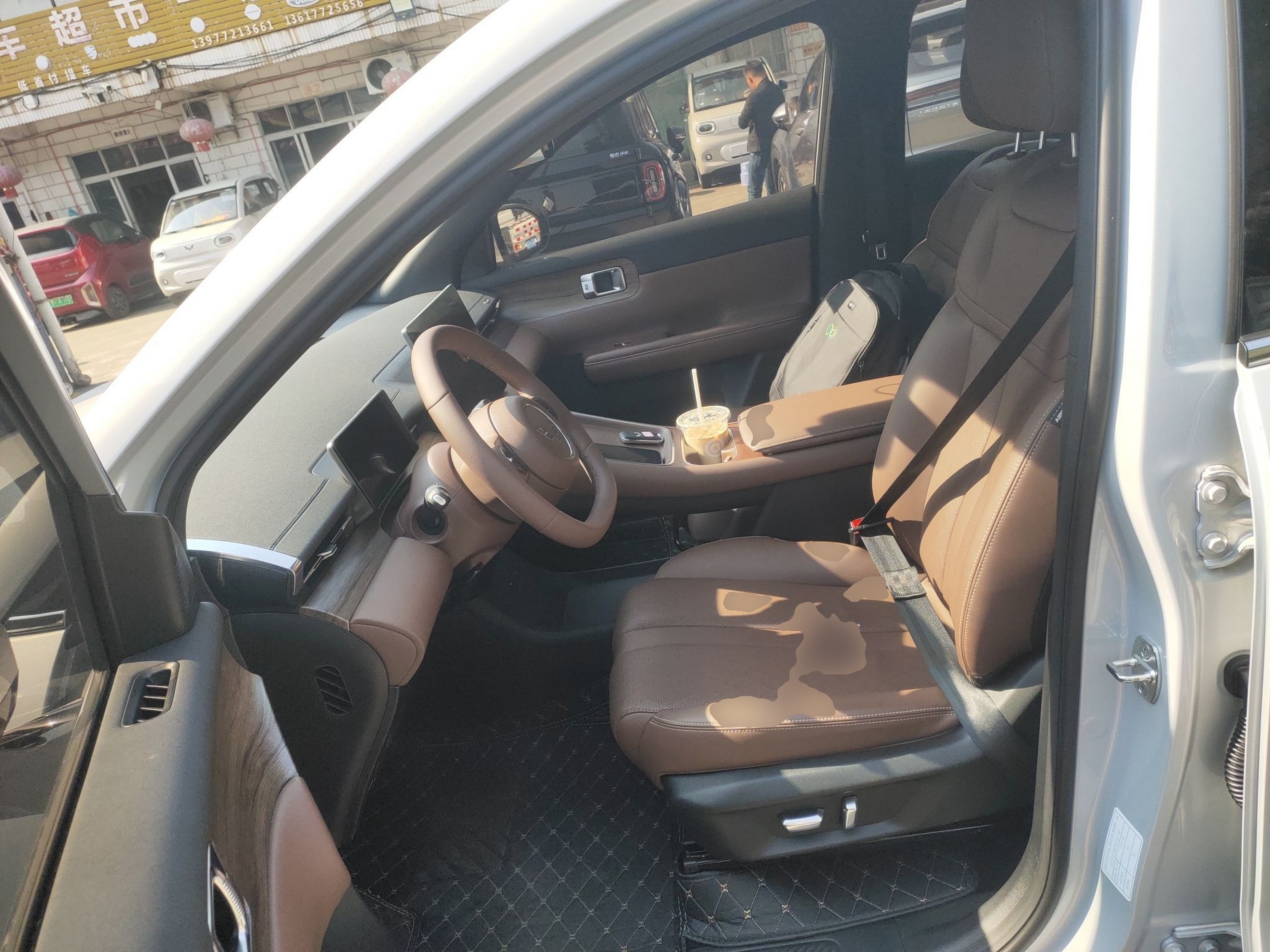 المقاعد الأمامية داخل السيارة