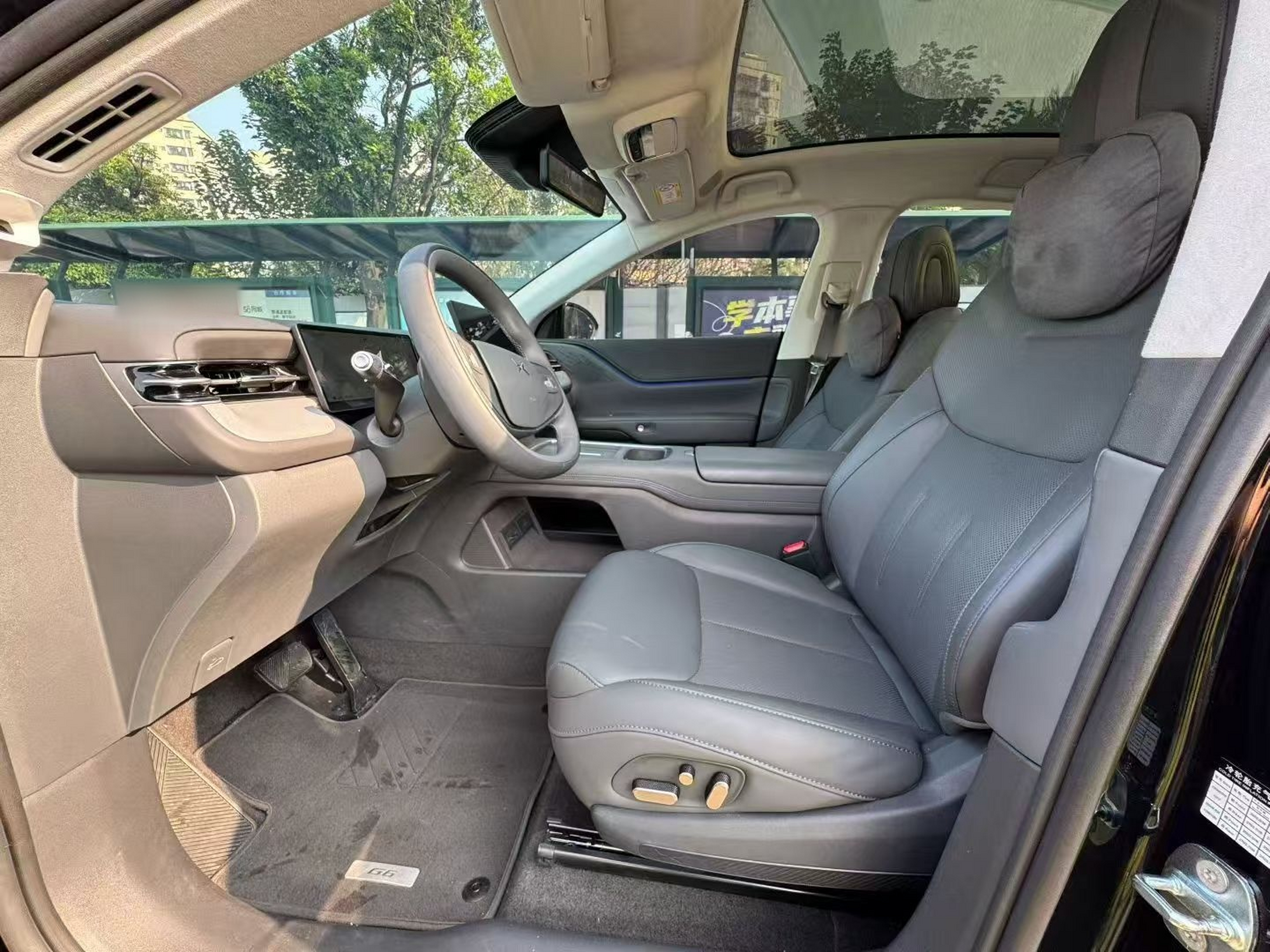 Переднее сиденье в автомобиле