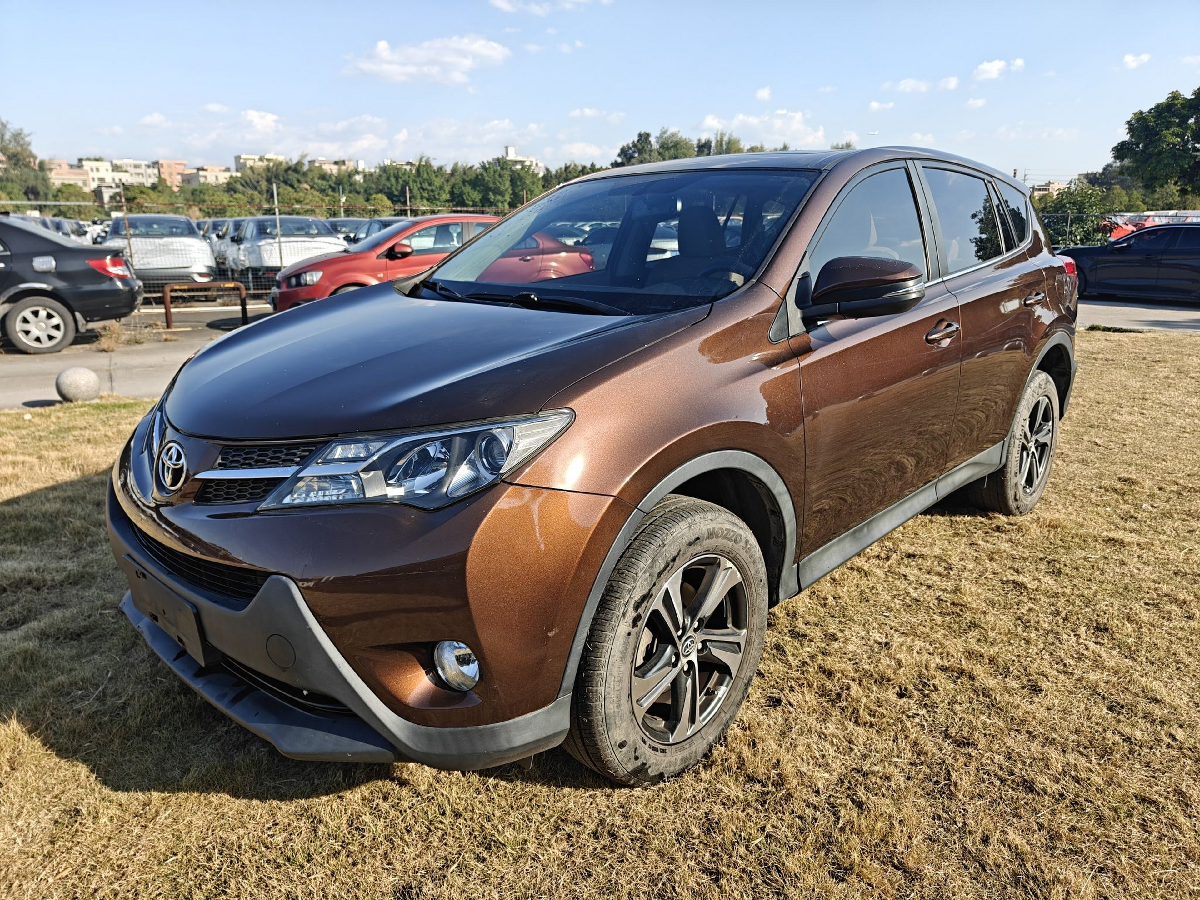 Под передней частью автомобиля