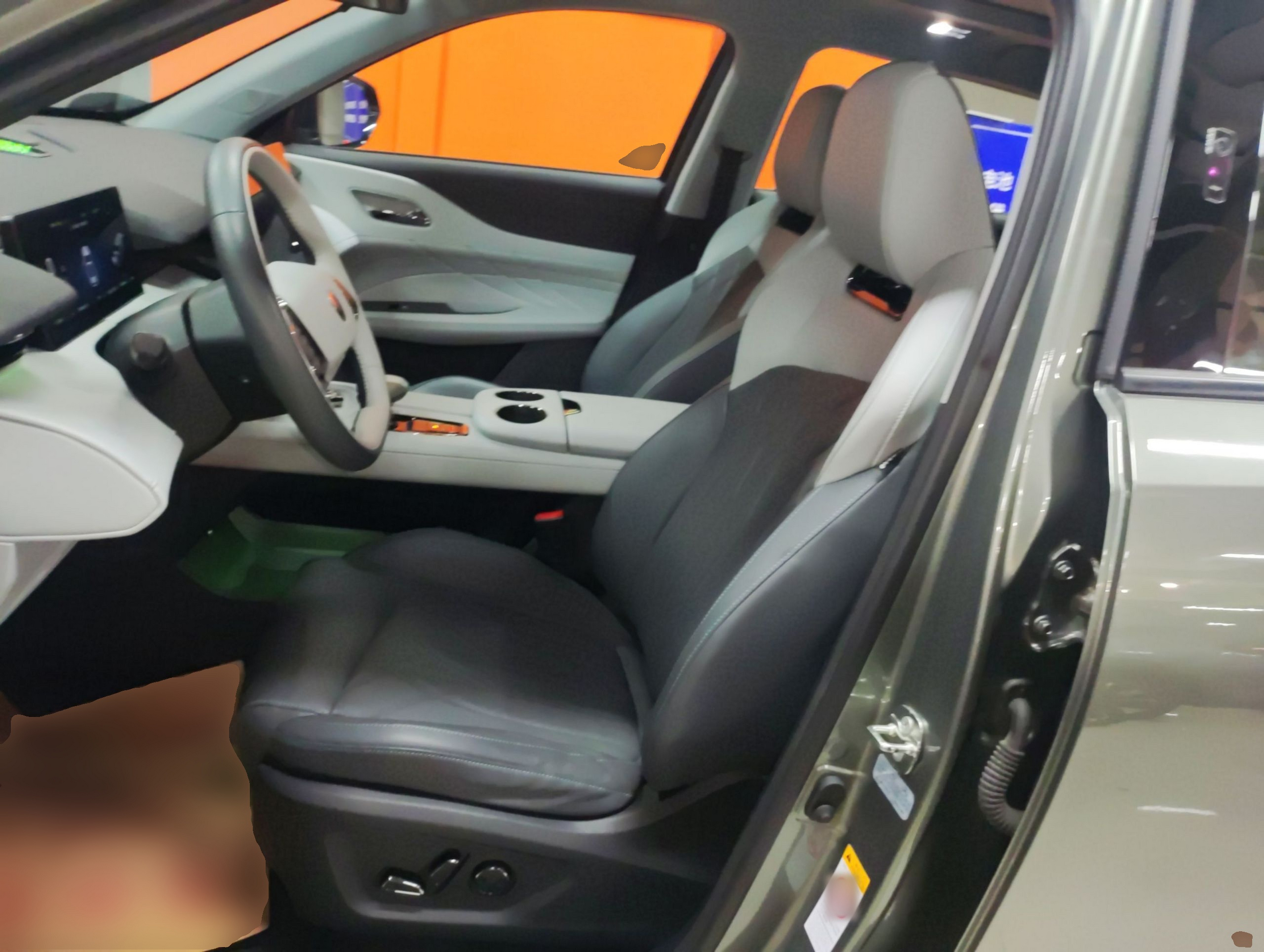 Переднее сиденье в автомобиле