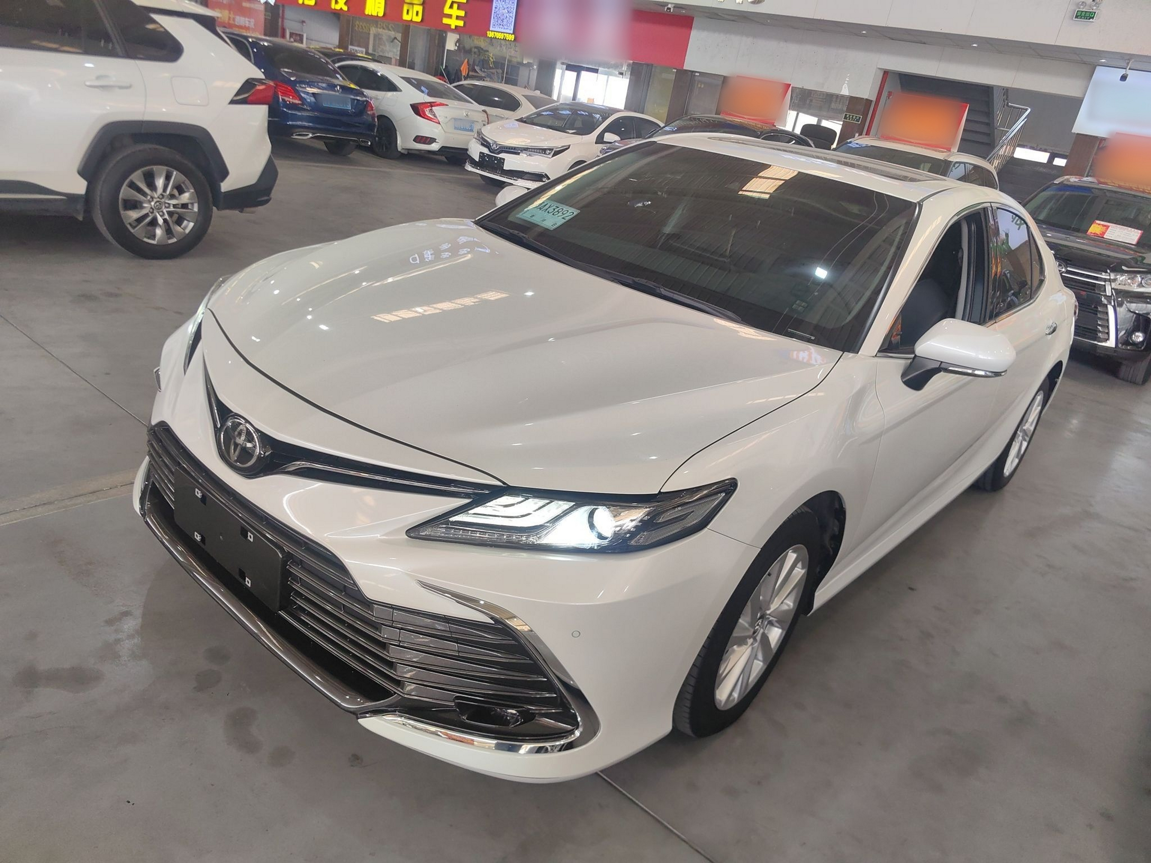 تحت مقدمة السيارة