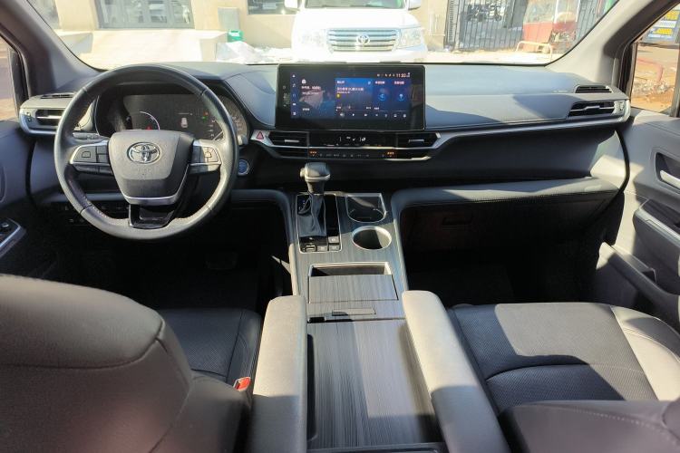 Used Toyota Sienna 2023 2.5L Hybrid Deluxe Edition