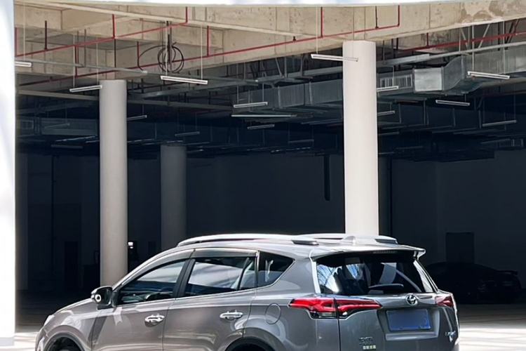 Used Toyota RAV4 2016 2.0L CVT Two-Wheel Drive Fashion Edition China V Standard
