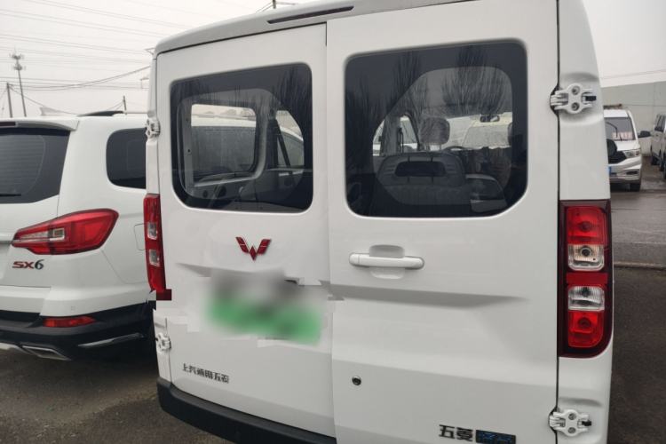 Used Wuling Yangguang 2024 300KM Comfort Version Passenger Van 75kW
