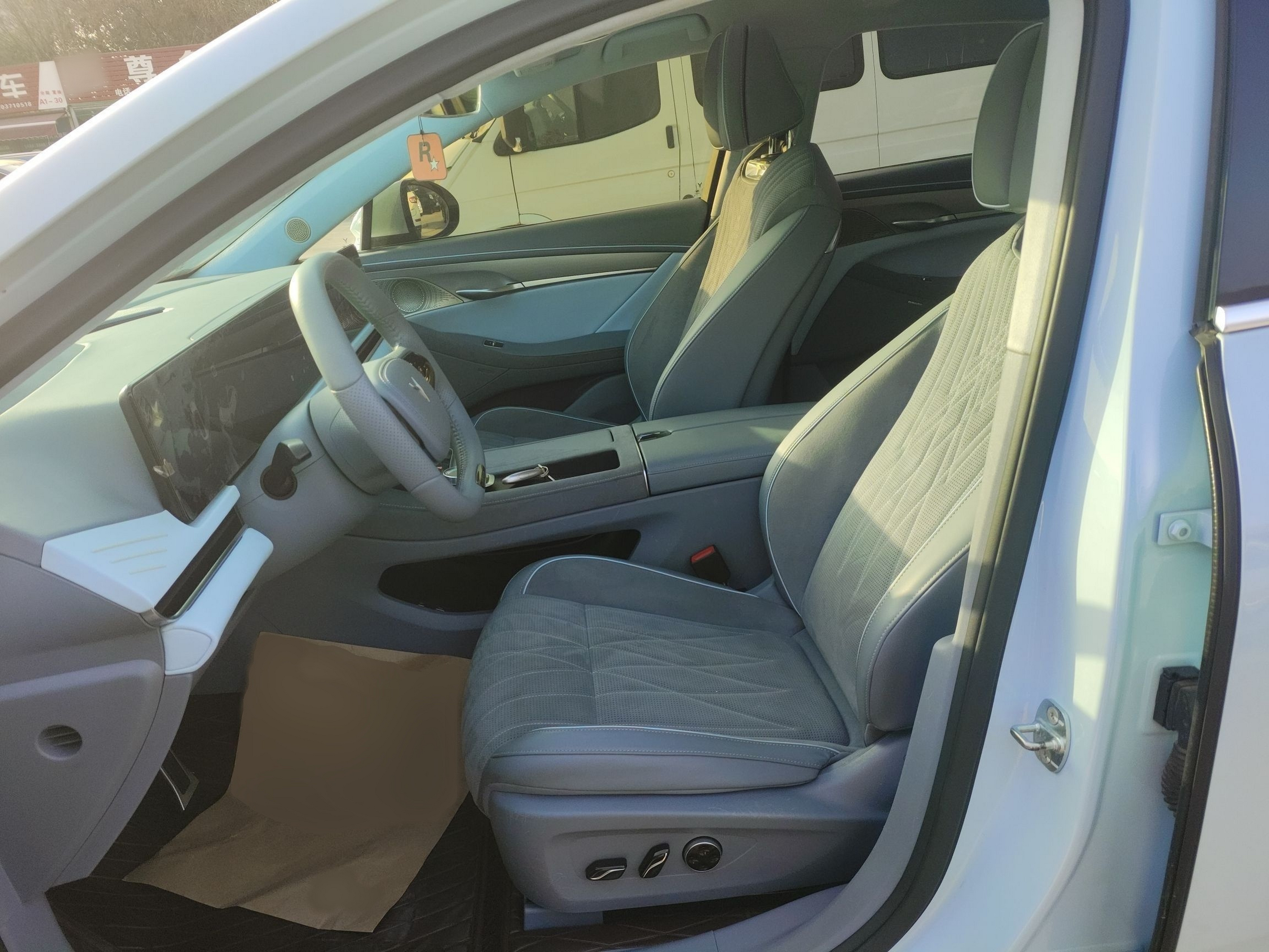 المقاعد الأمامية داخل السيارة