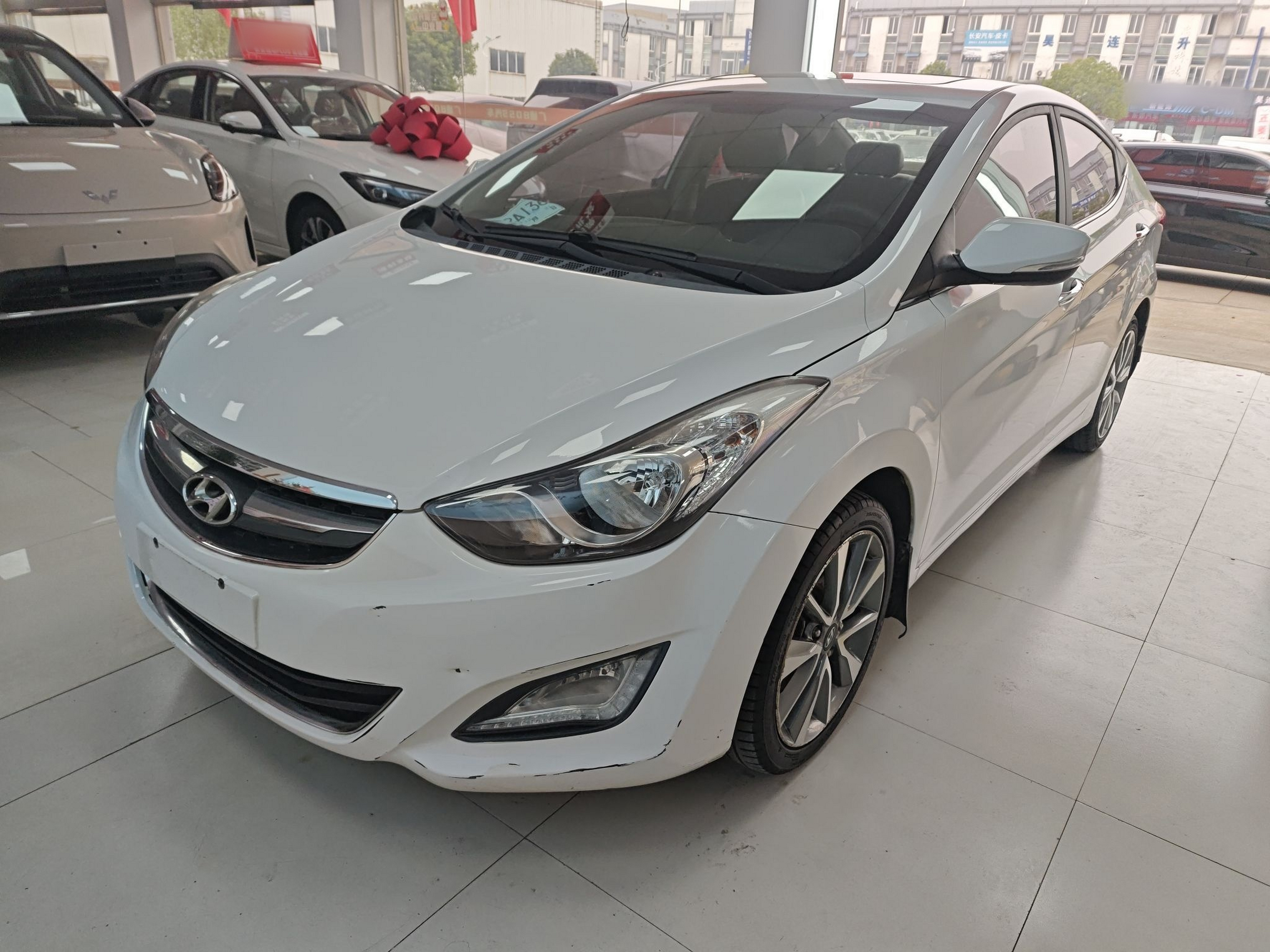 Под передней частью автомобиля